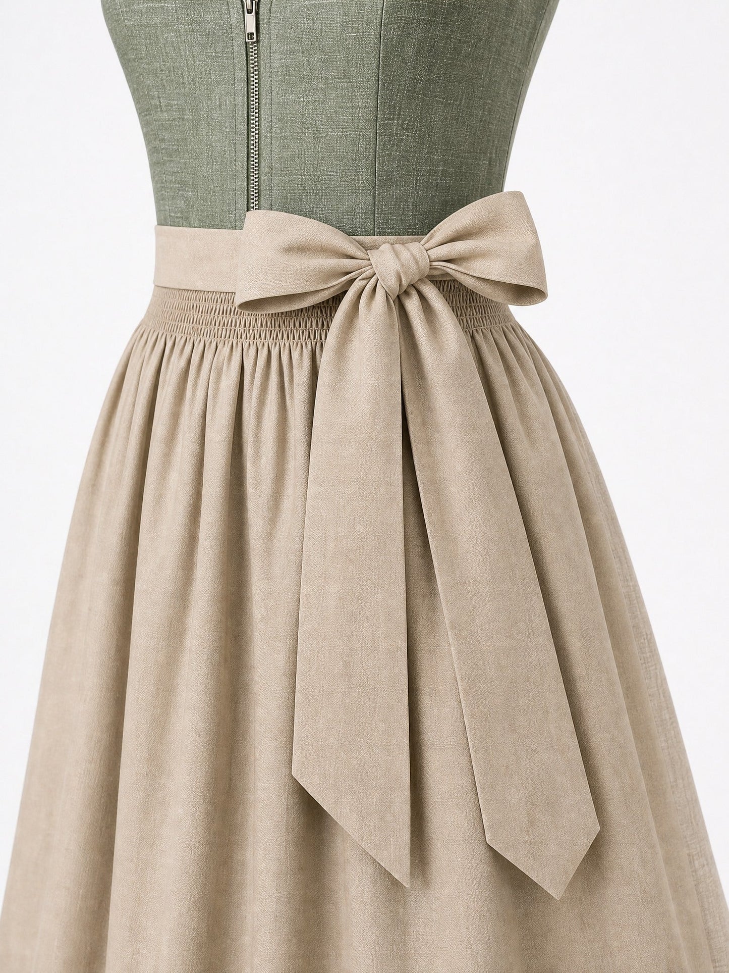 Dirndl Annika in Graphit mit Perlgrau Schürze - Detailansicht Taille und Schleife