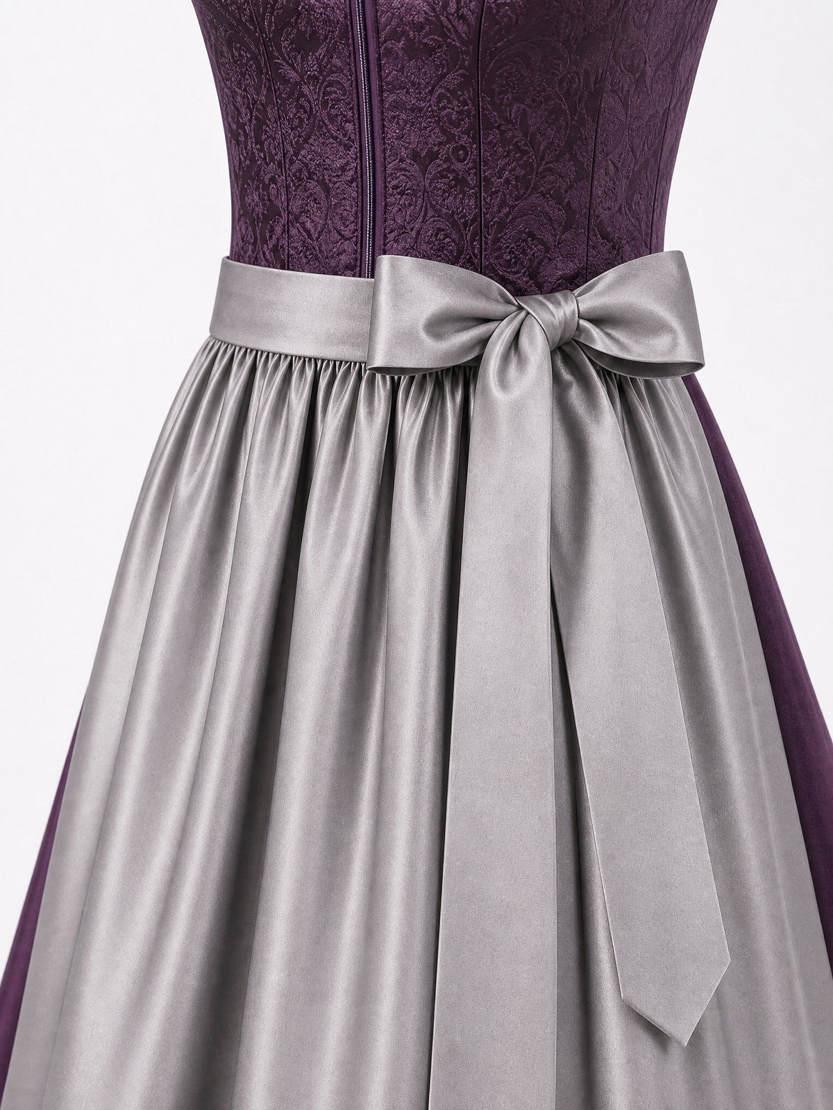Dirndl Bella in Aubergine mit Perlgrau Schürze - Detailansicht Taille und Schleife
