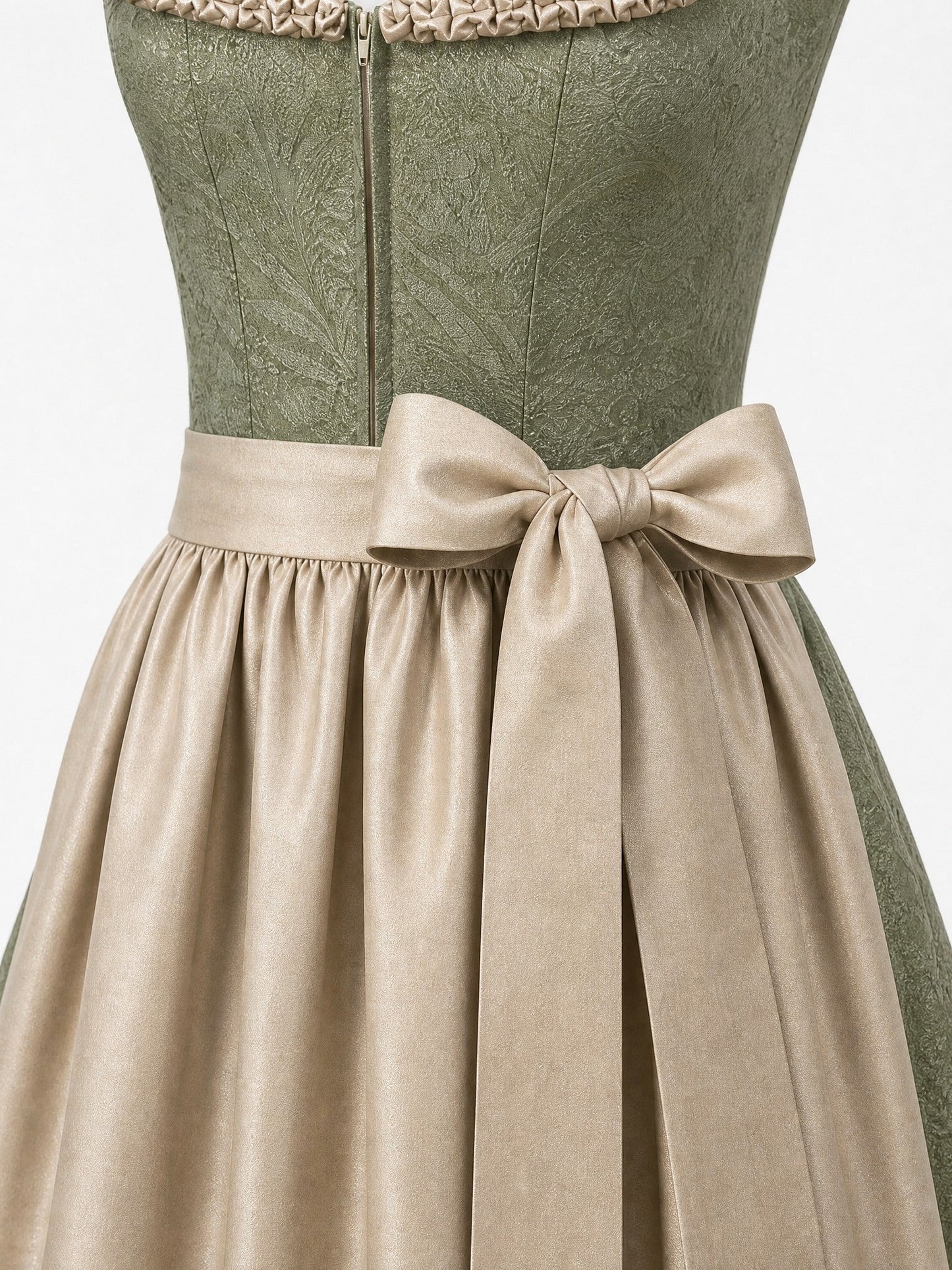 Dirndl Carla in Moosgrün mit Warmer Sand Schürze - Detailansicht Taille und Schleife