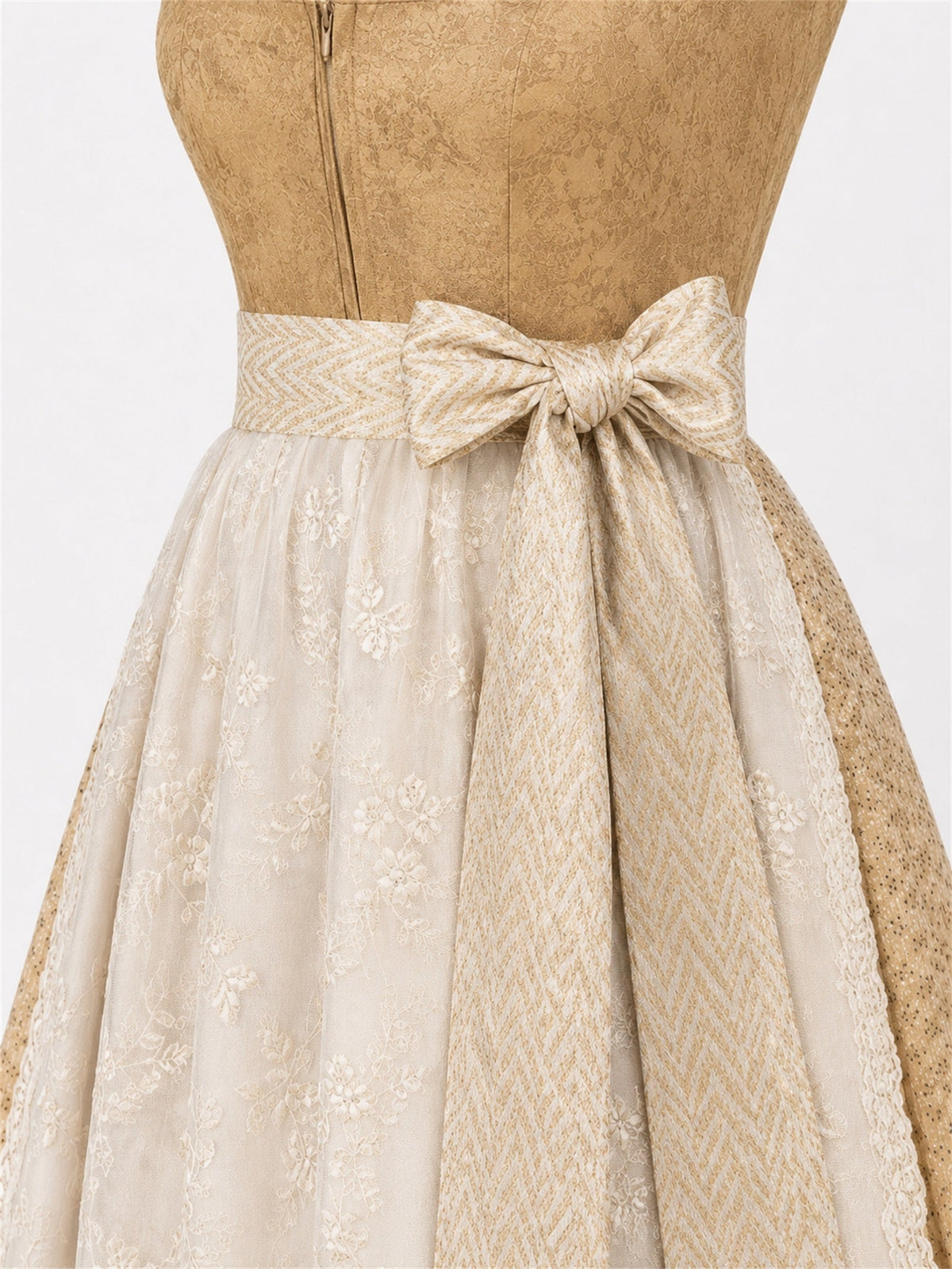 Ronja – Elegantes Dirndl in Elfenbein mit Jacquard