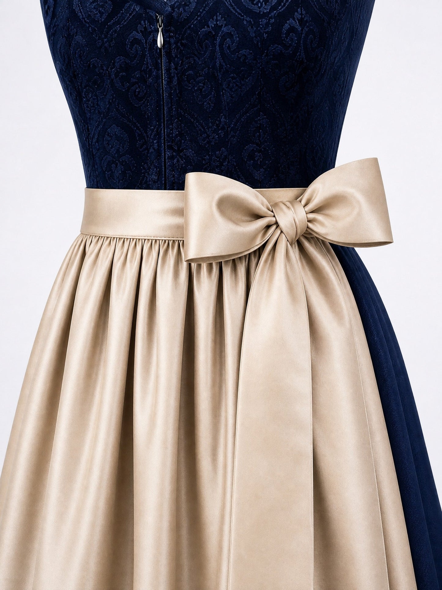 Dirndl Alina in Mitternachtsblau mit Champagner Schürze - Detailansicht Taille und Schleife