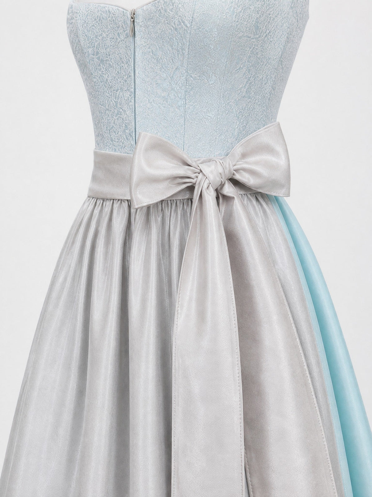 Dirndl Klara in Eisblau mit Perlgrau Schürze - Detailansicht Taille und Schleife