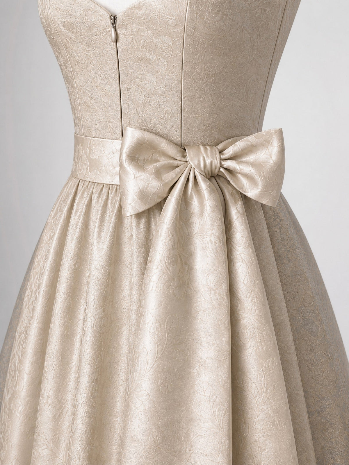 Dirndl Mara in Beigegrau mit Champagner Schürze - Detailansicht Taille und Schleife
