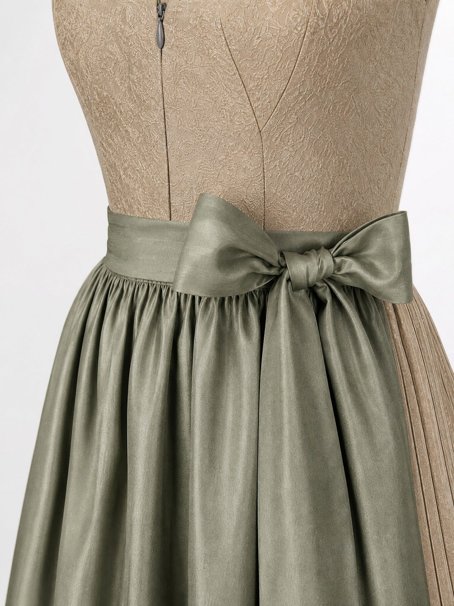 Dirndl Hanna in Tonbeige mit Eukalyptusgrün Schürze - Detailansicht Taille und Schleife