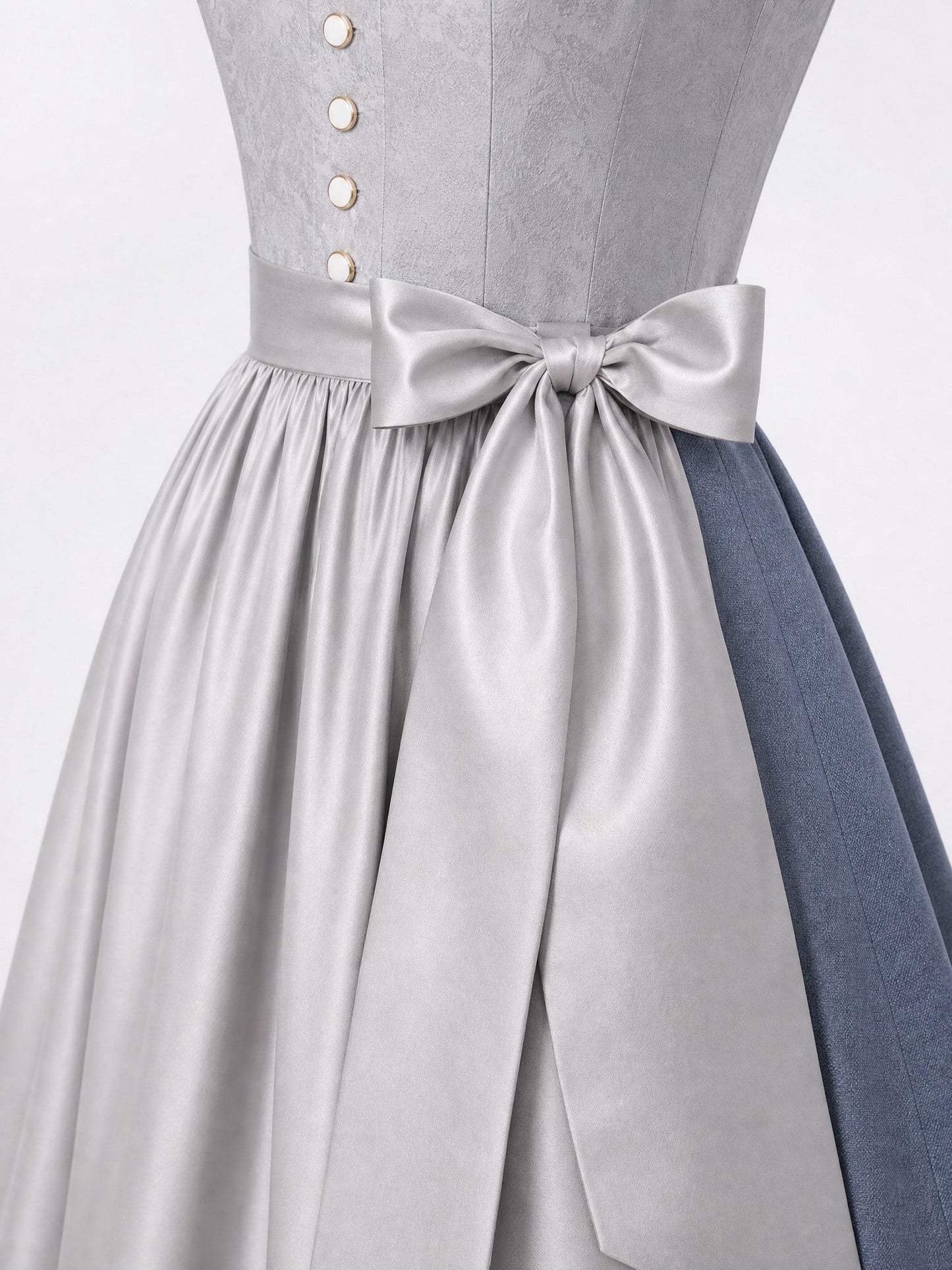 Dirndl Pia in Silberblau mit Perlgrau Schürze - Detailansicht Taille und Schleife