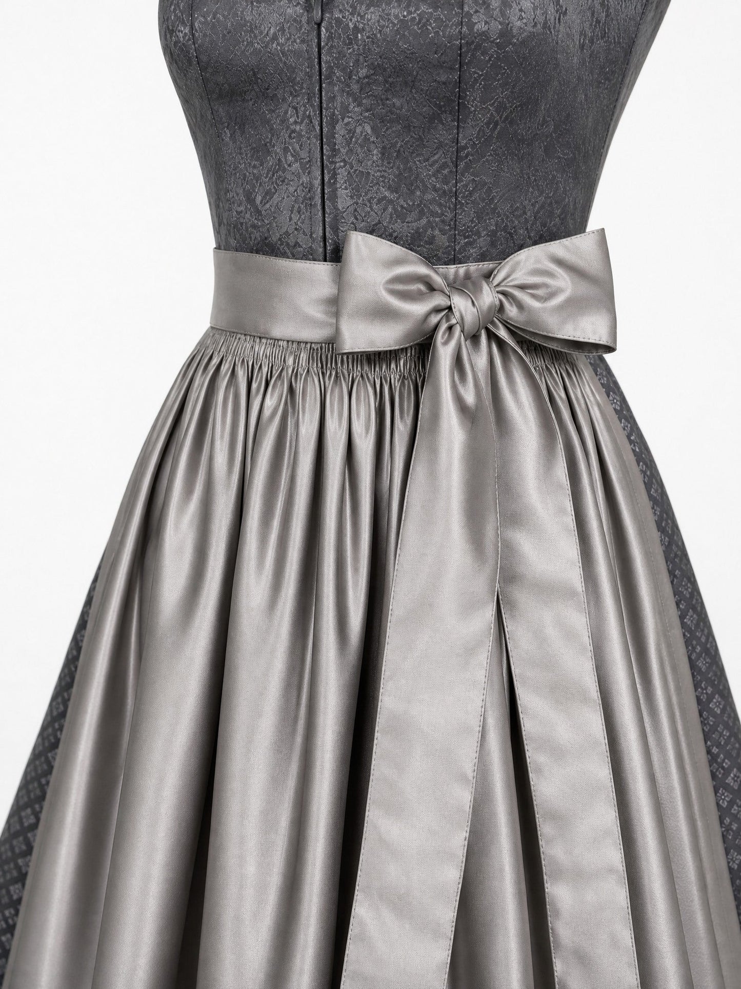 Dirndl Sophia in Graphit mit Perlgrau Schürze - Detailansicht Taille und Schleife