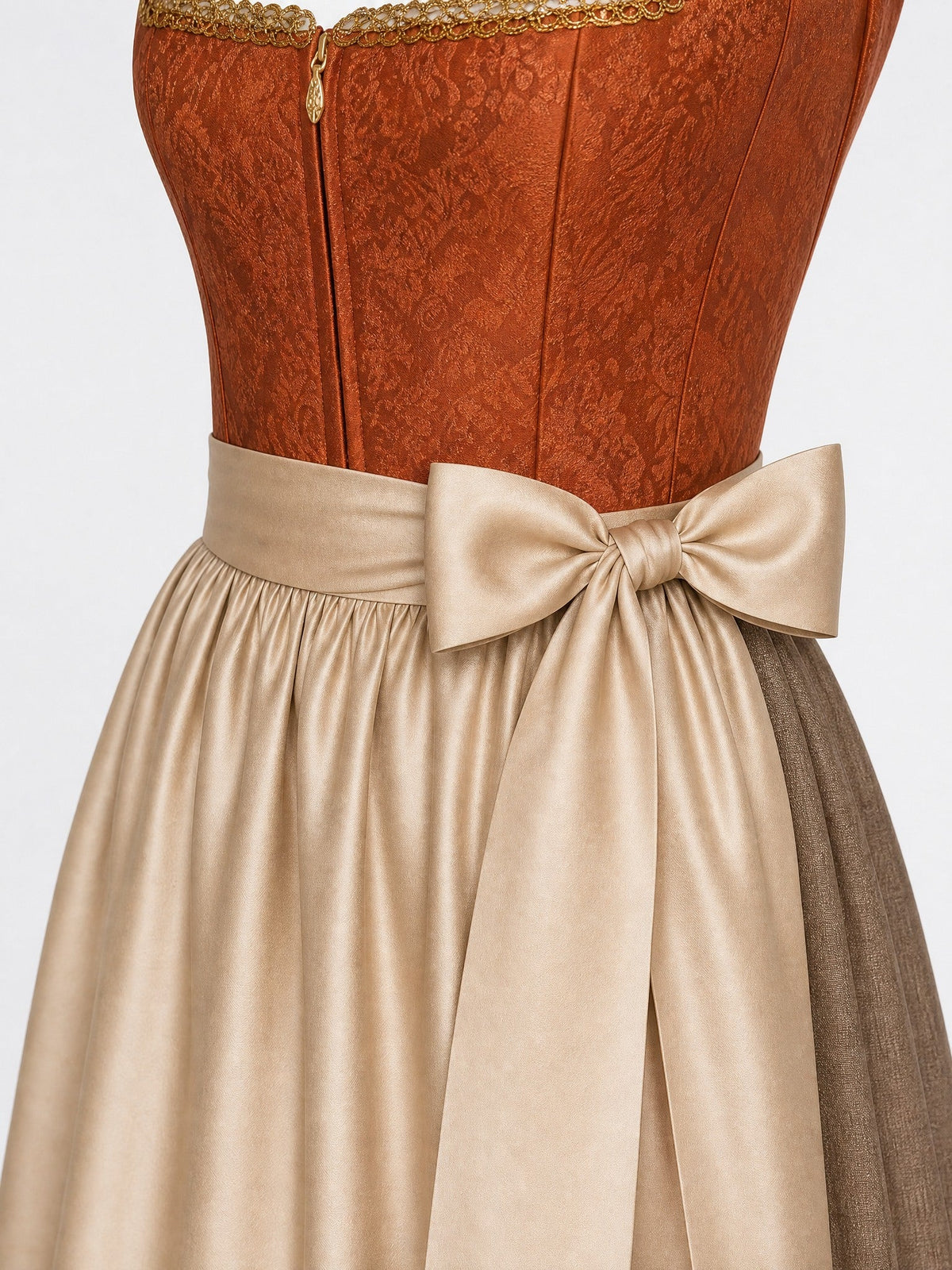 Dirndl Bea in Sienabraun mit Champagner Schürze - Detailansicht Taille und Schleife