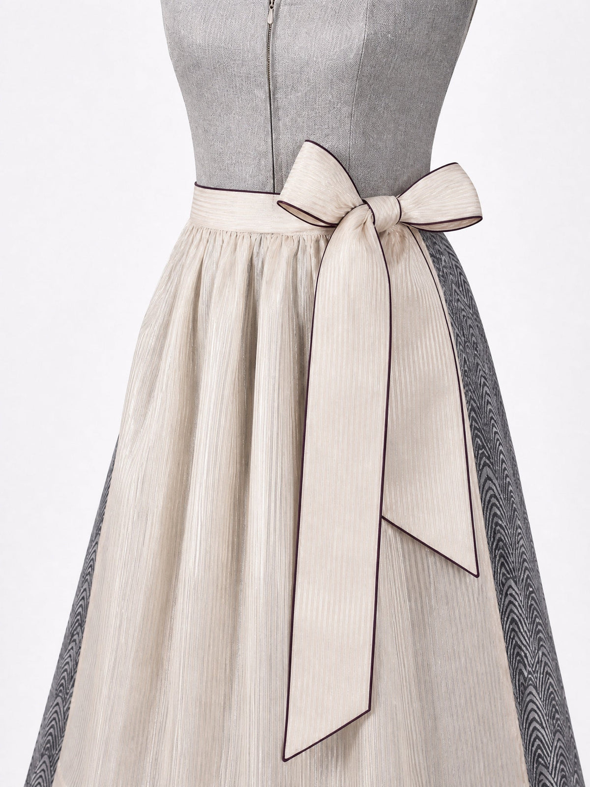 Dirndl Elena in Mineralgrün mit Elfenbein Schürze - Detailansicht Taille und Schleife