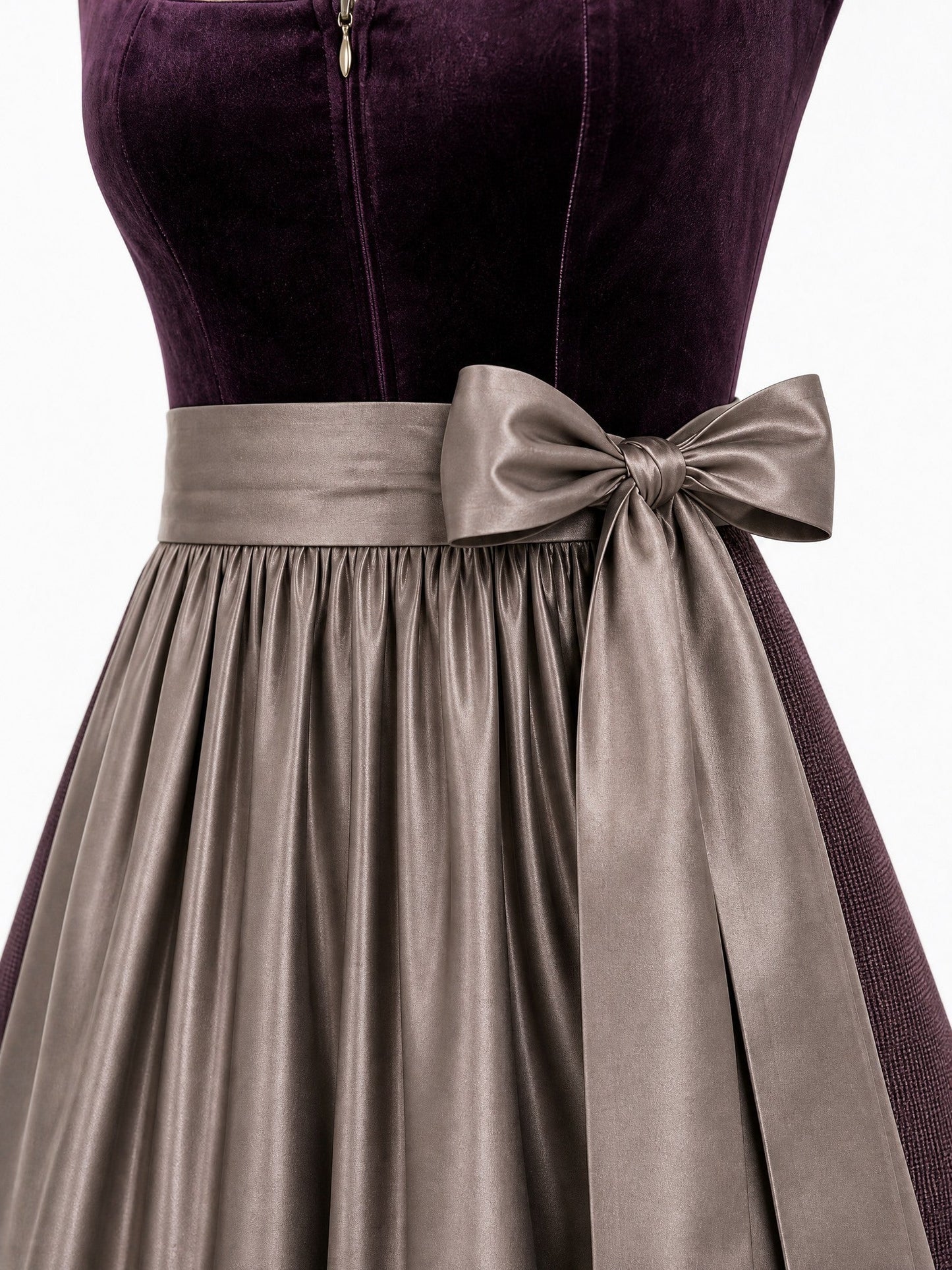 Dirndl Mara in Brombeere mit Taupe Schürze - Detailansicht Taille und Schleife