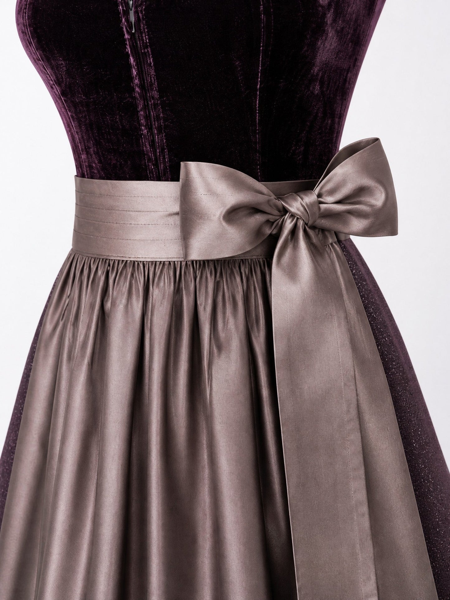 Dirndl Helena in Brombeere mit Taupe Schürze - Detailansicht Taille und Schleife