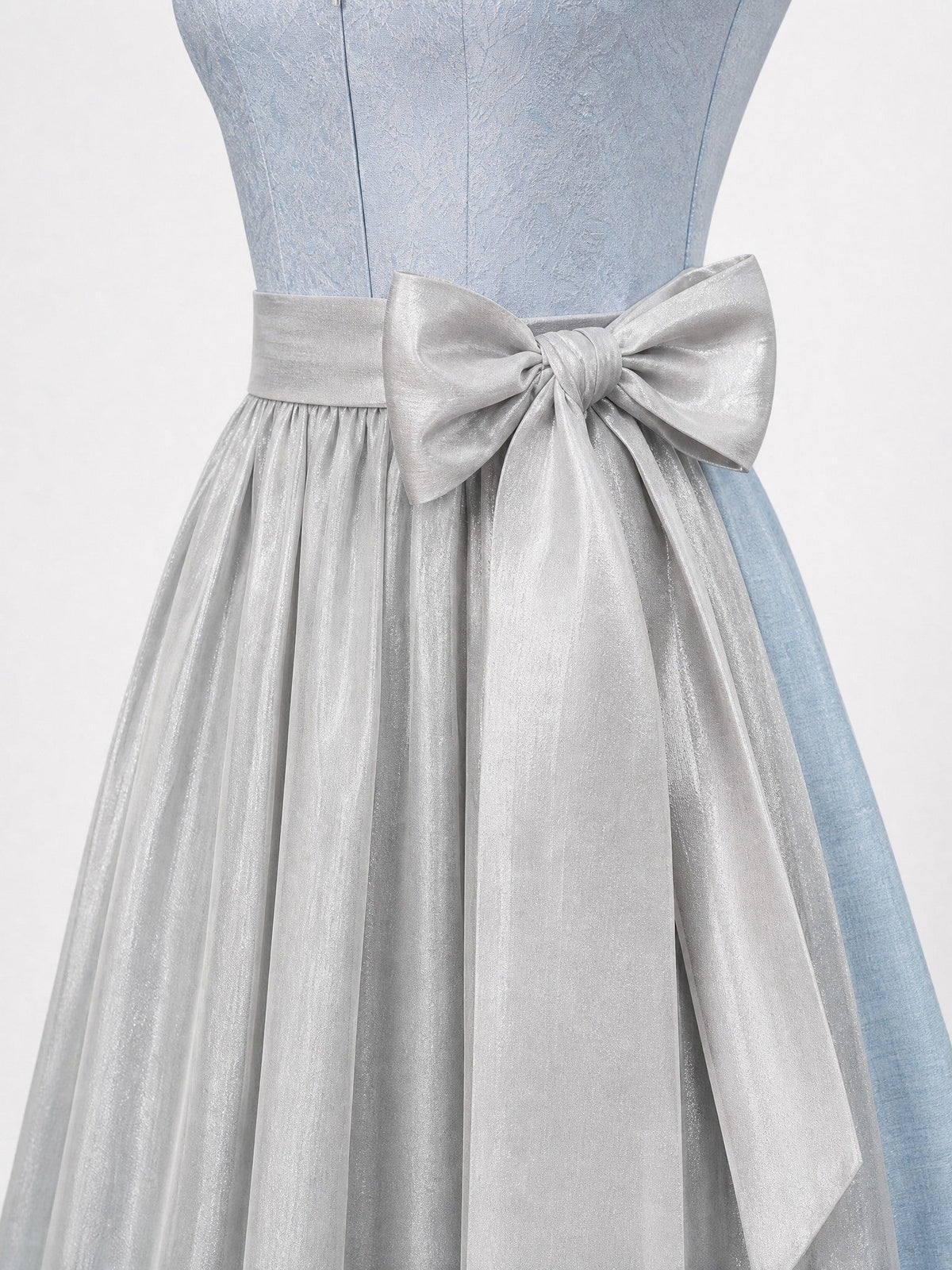 Dirndl Julia in Eisblau mit Perlgrau Schürze - Detailansicht Taille und Schleife