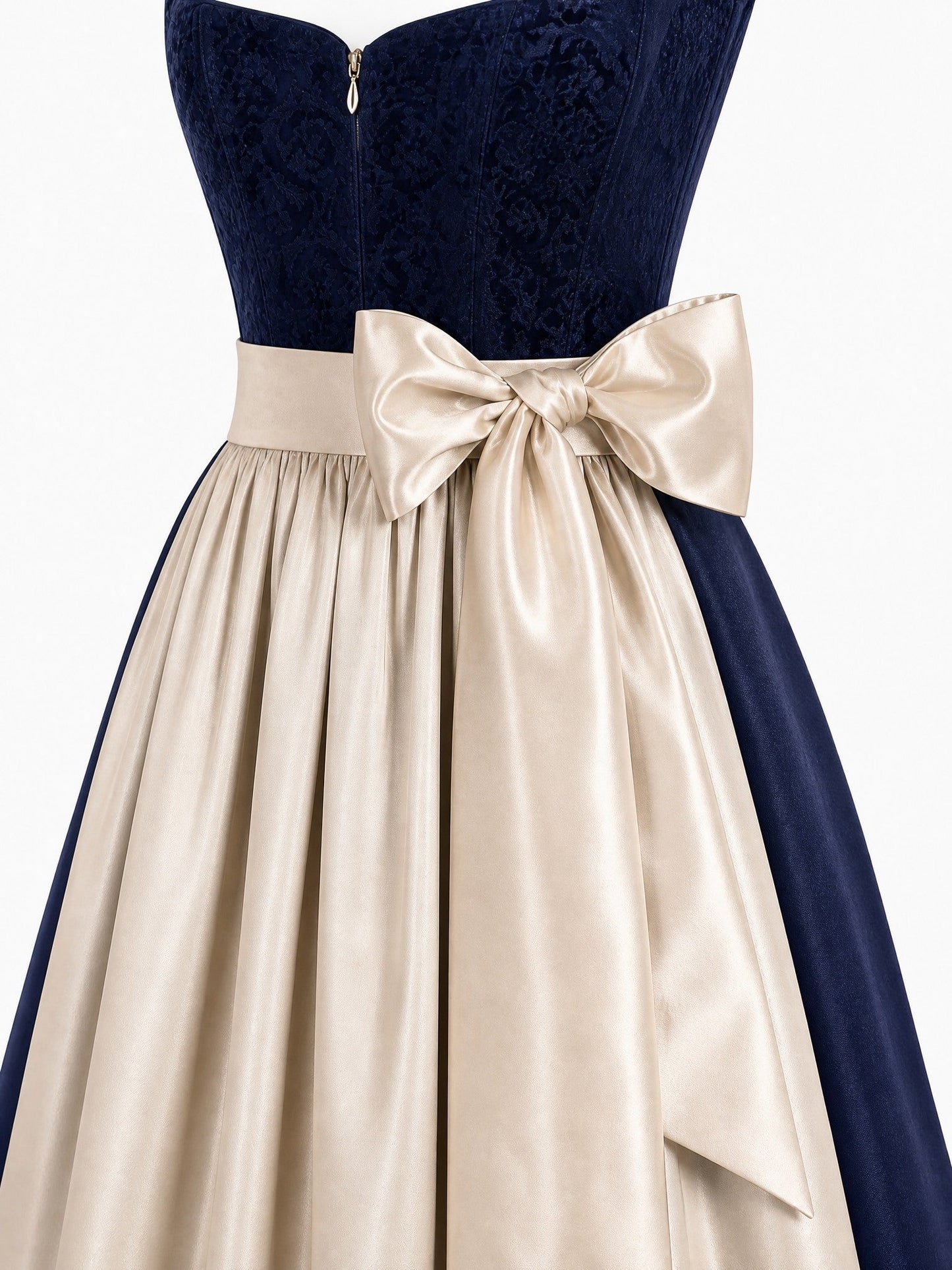 Dirndl Carla in Mitternachtsblau mit Champagner Schürze - Detailansicht Taille und Schleife