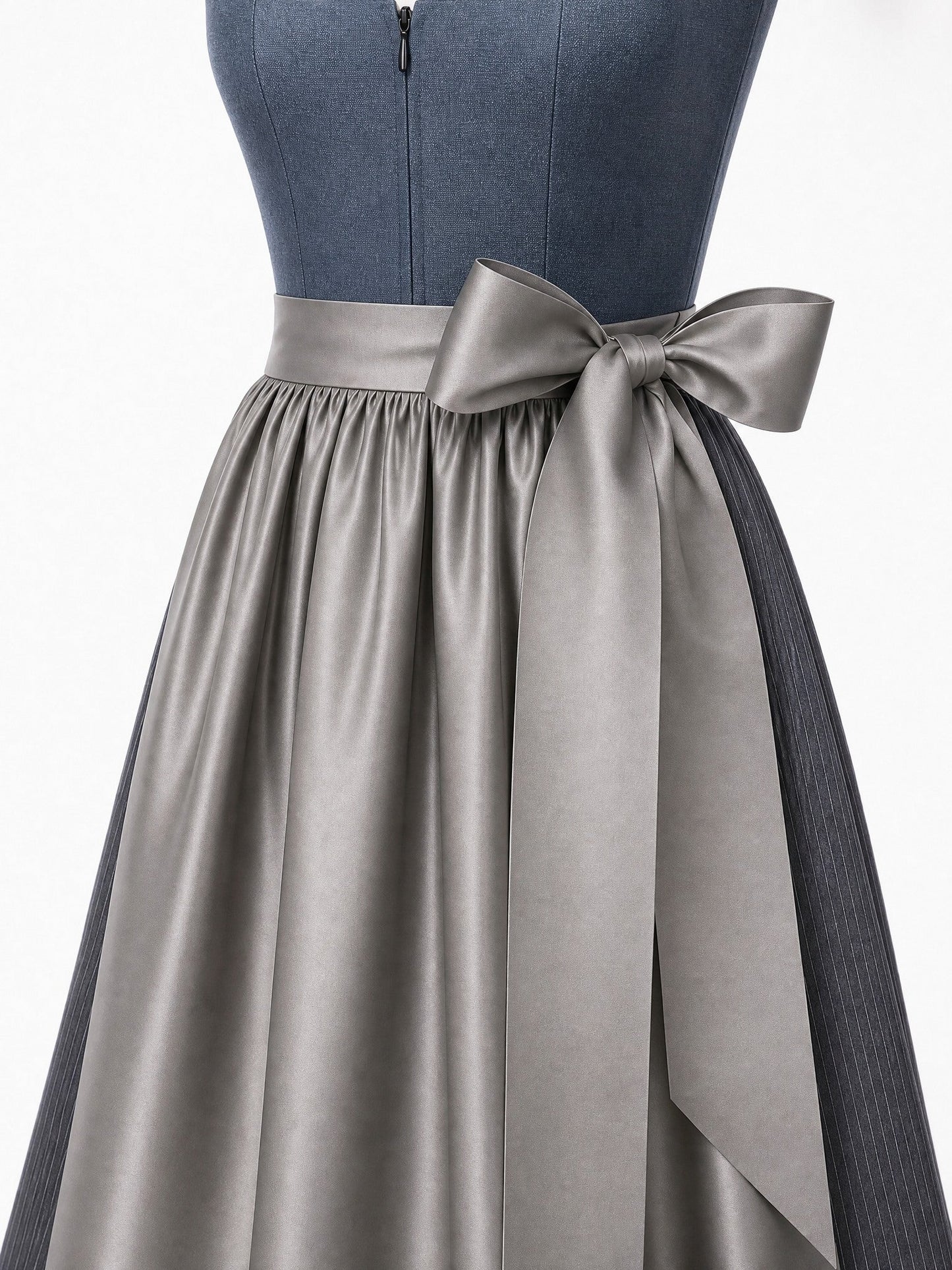 Dirndl Mara in Stahlblau mit Sturmgrau Schürze - Detailansicht Taille und Schleife