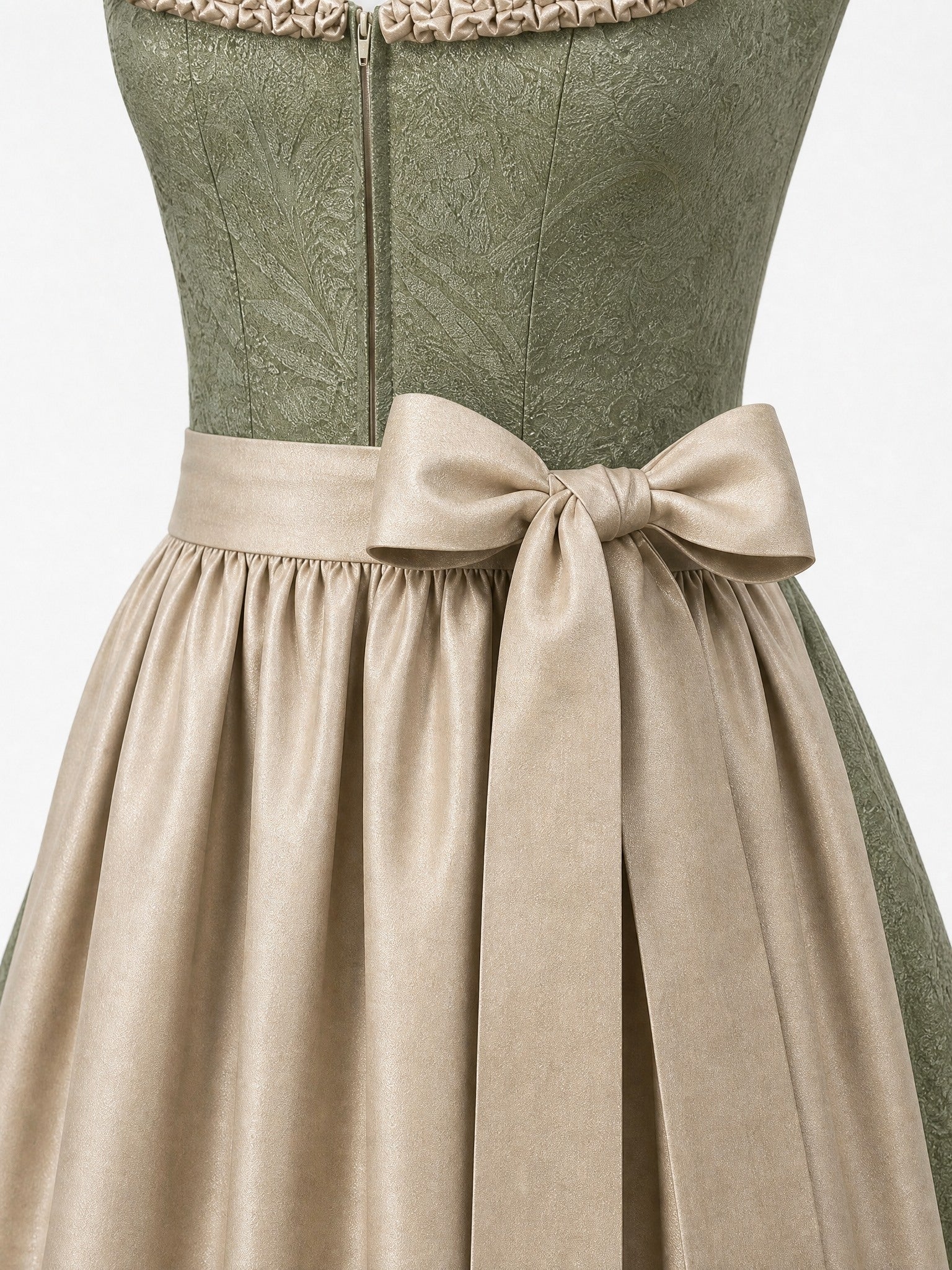 Dirndl Carla in Moosgrün mit Warmer Sand Schürze - Detailansicht Taille und Schleife