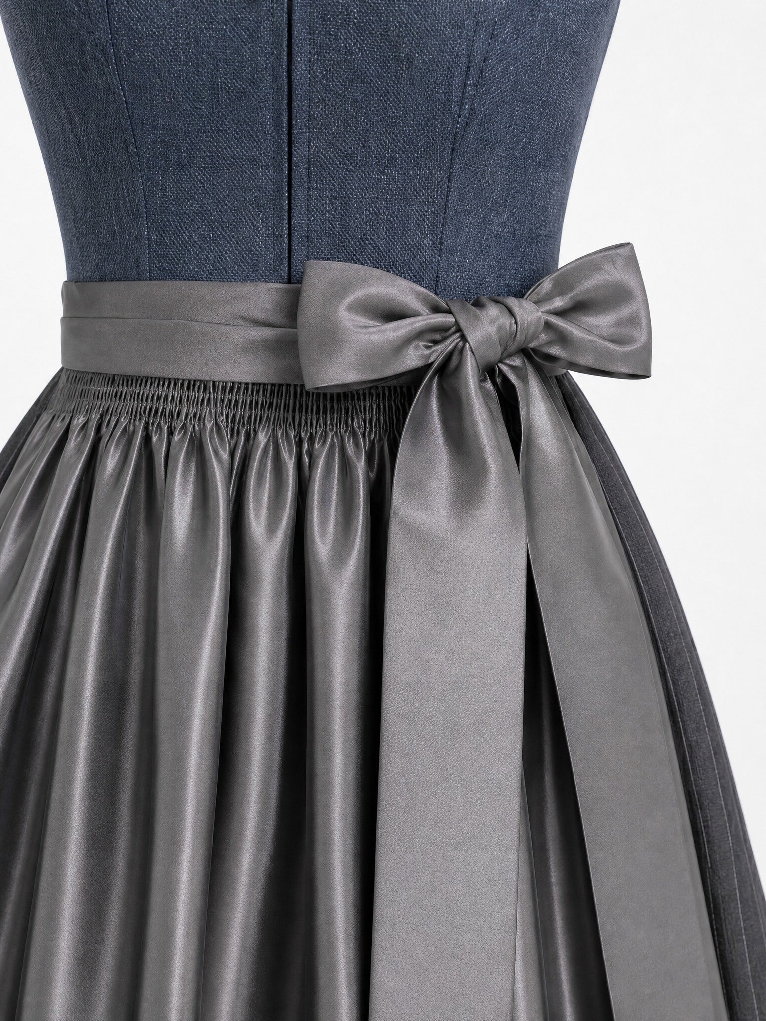 Dirndl Daria in Stahlblau mit Sturmgrau Schürze - Detailansicht Taille und Schleife