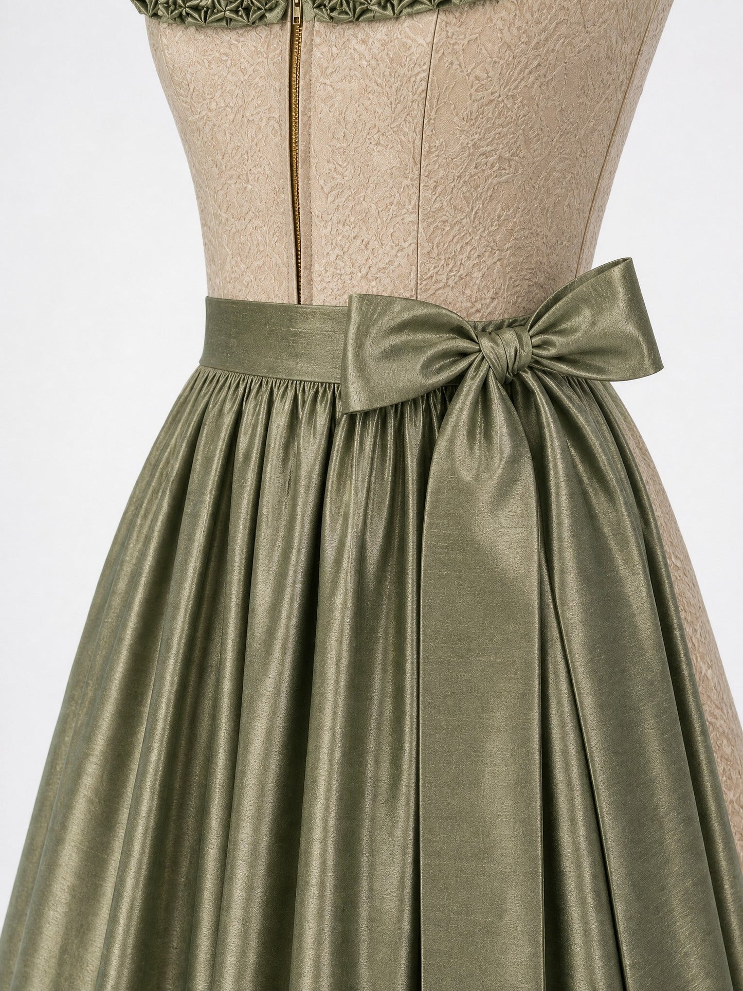 Dirndl Enna in Tonbeige mit Eukalyptusgrün Schürze - Detailansicht Taille und Schleife