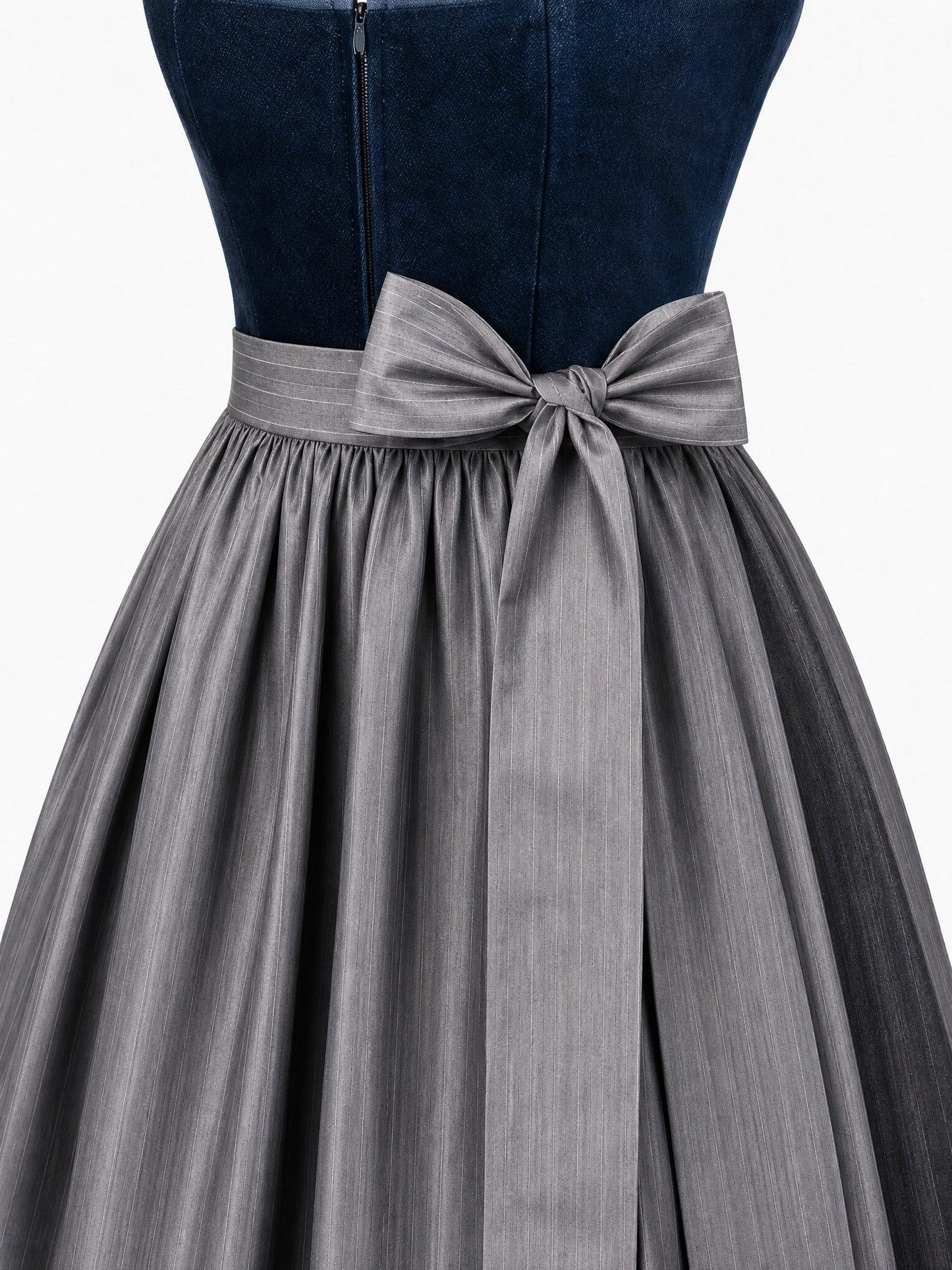 Dirndl Paula in Dunkelpetrol mit Schiefergrau Schürze - Detailansicht Taille und Schleife