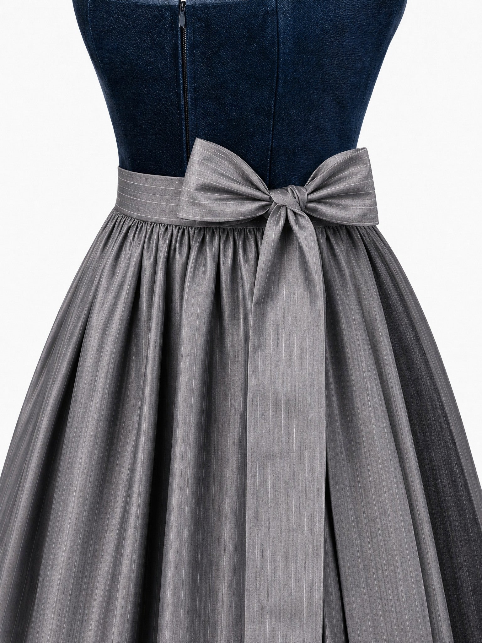 Dirndl Paula in Dunkelpetrol mit Schiefergrau Schürze - Detailansicht Taille und Schleife