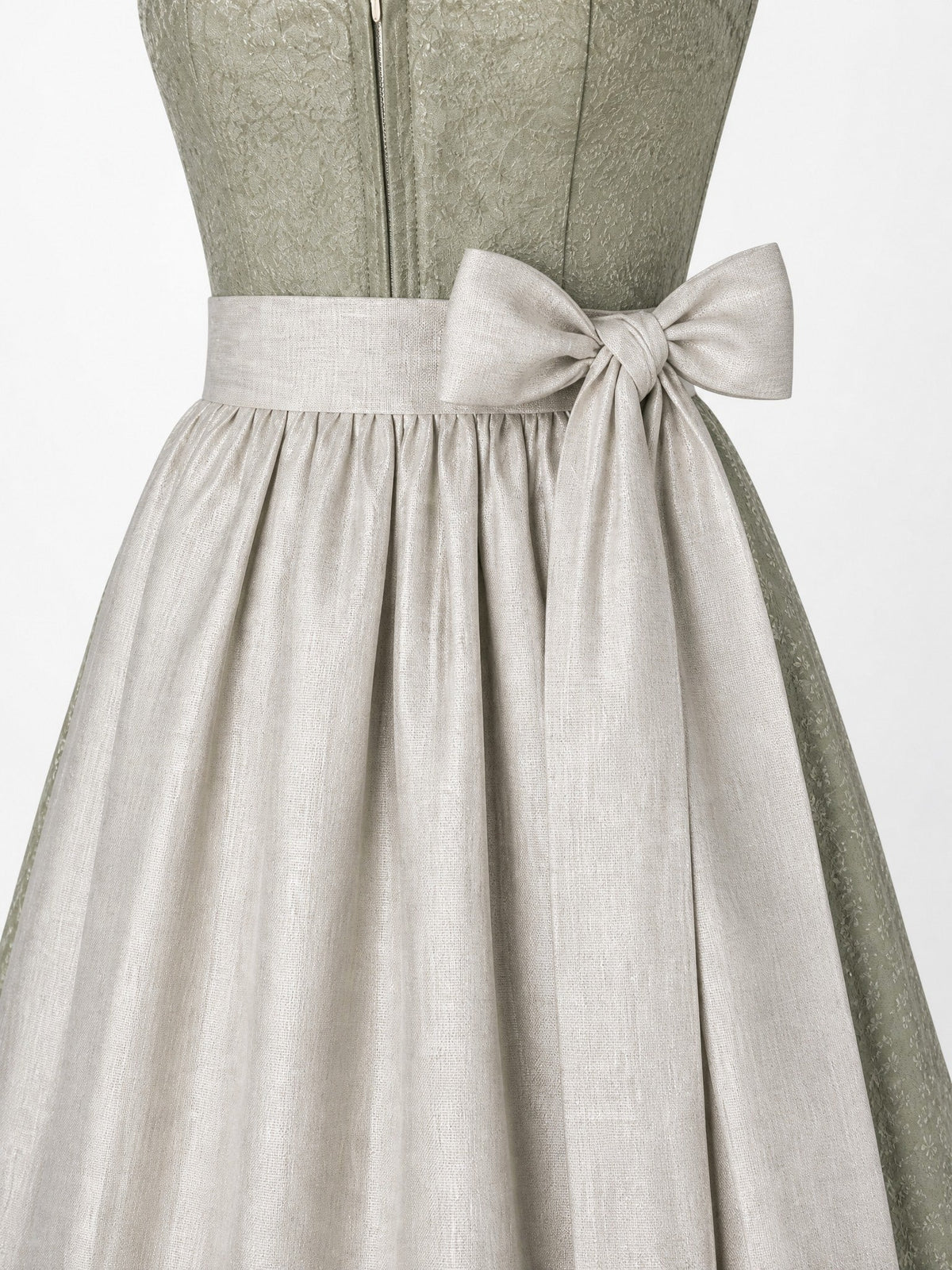 Dirndl Felicia in Salbeigrün mit Perlgrau Schürze - Detailansicht Taille und Schleife