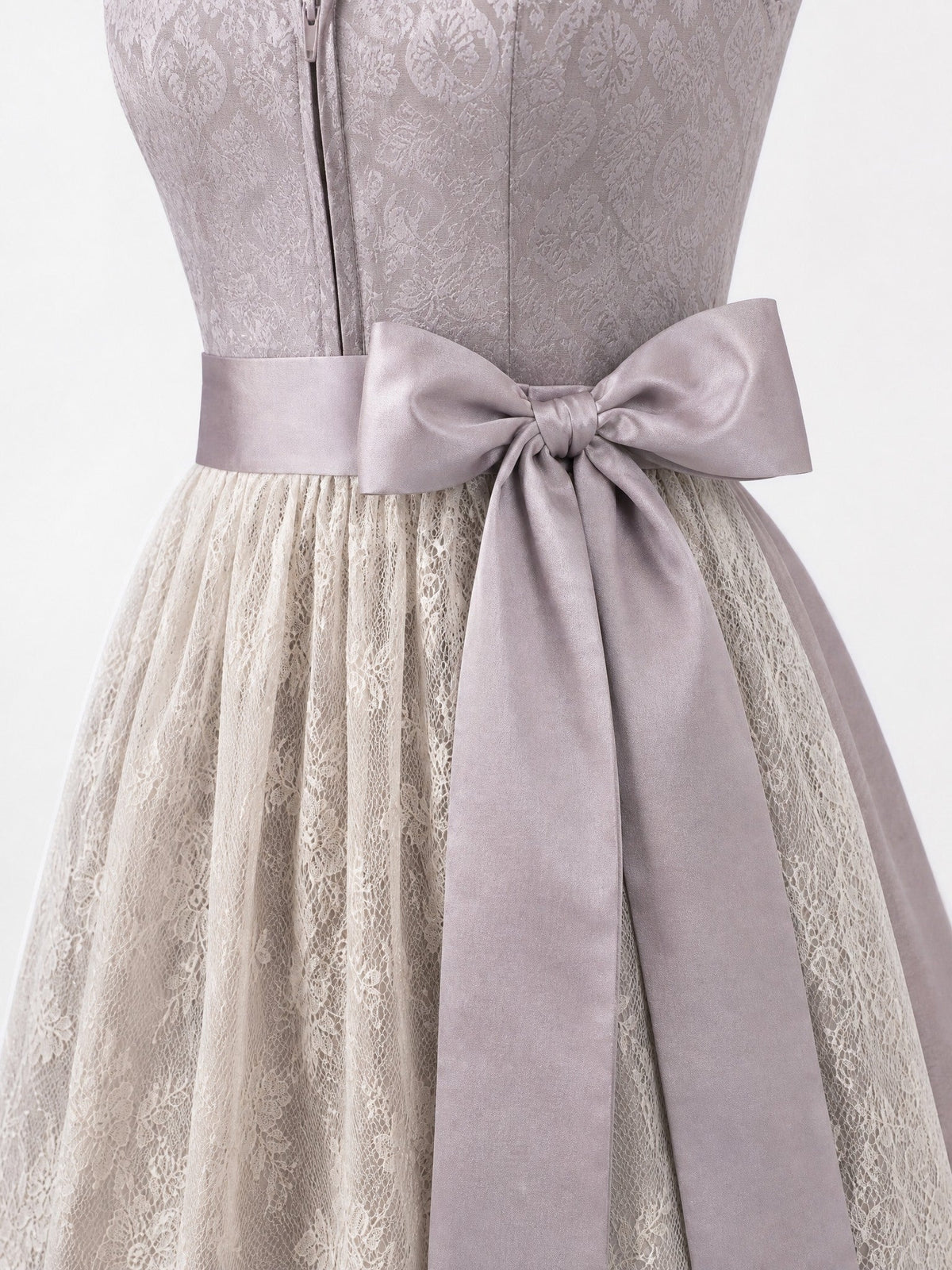 Dirndl Freya in Alt-Lavendel mit Elfenbein Schürze - Detailansicht Taille und Schleife