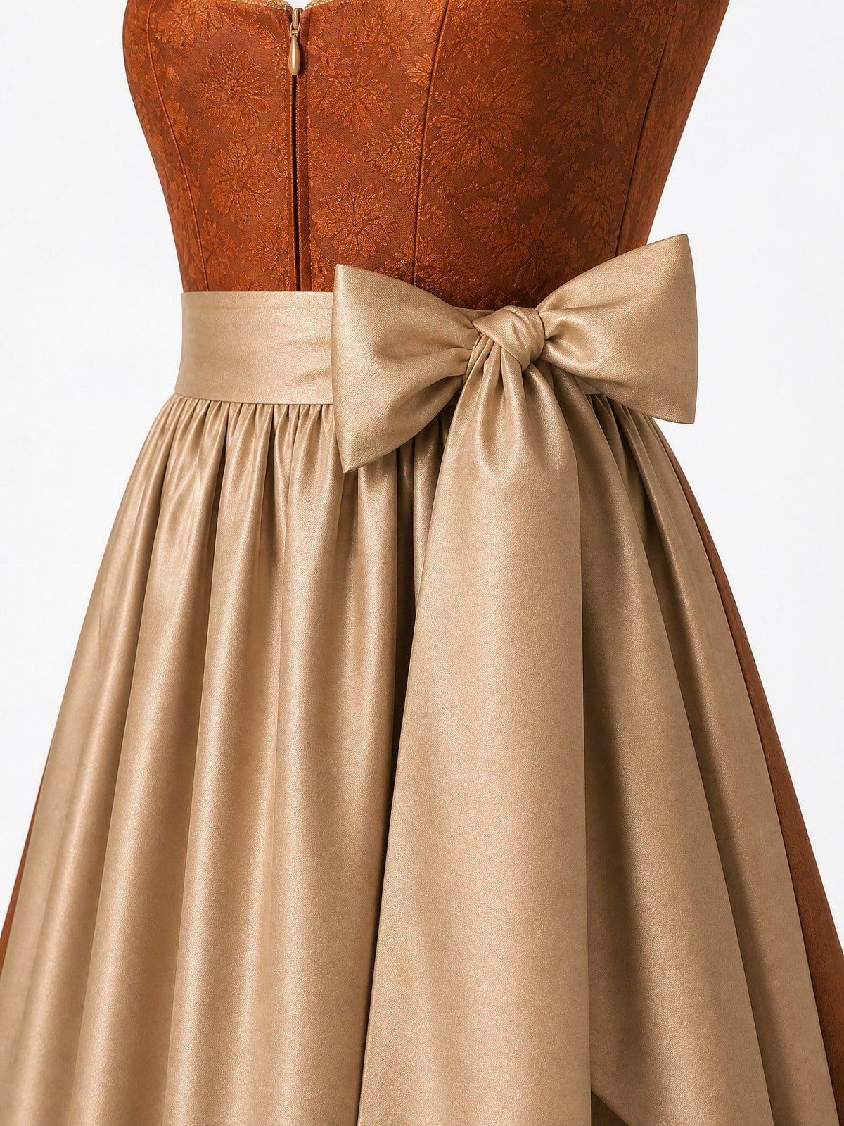 Dirndl Lina in Sienabraun mit Champagner Schürze - Detailansicht Taille und Schleife