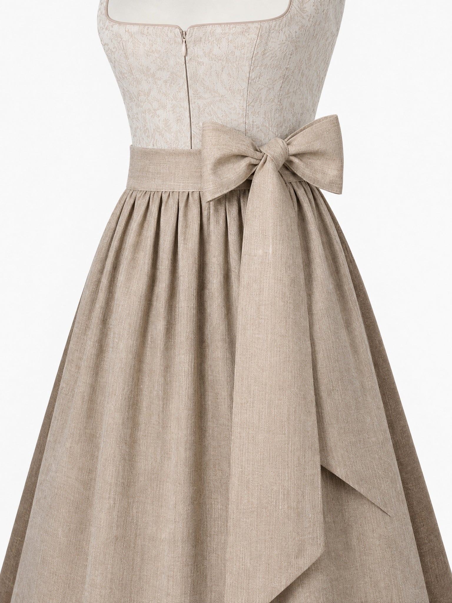 Dirndl Luisa in Haferbeige mit Warmer Sand Schürze - Detailansicht Taille und Schleife