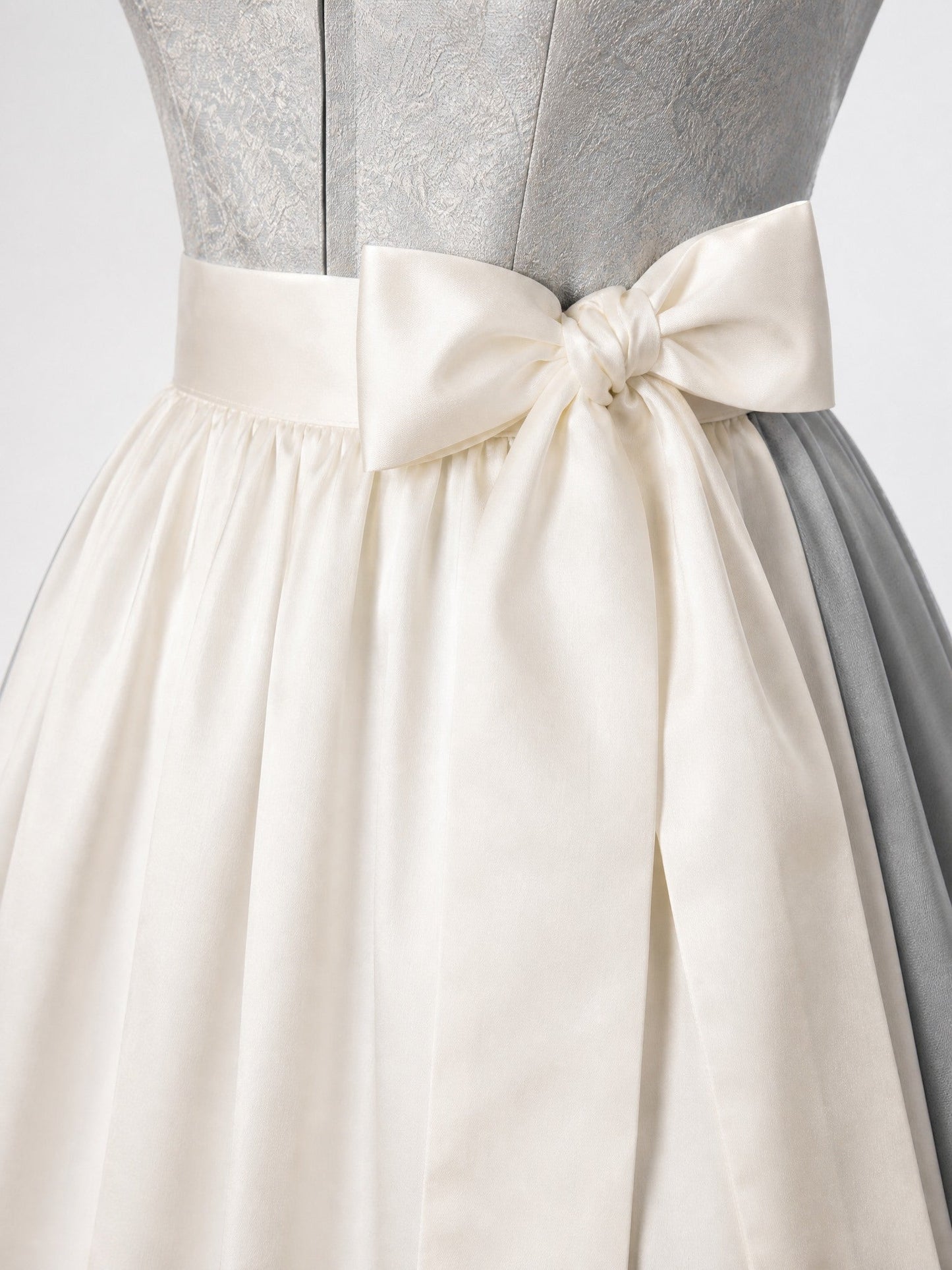 Dirndl Amelia in Perlgrau mit Elfenbein Schürze - Detailansicht Taille und Schleife