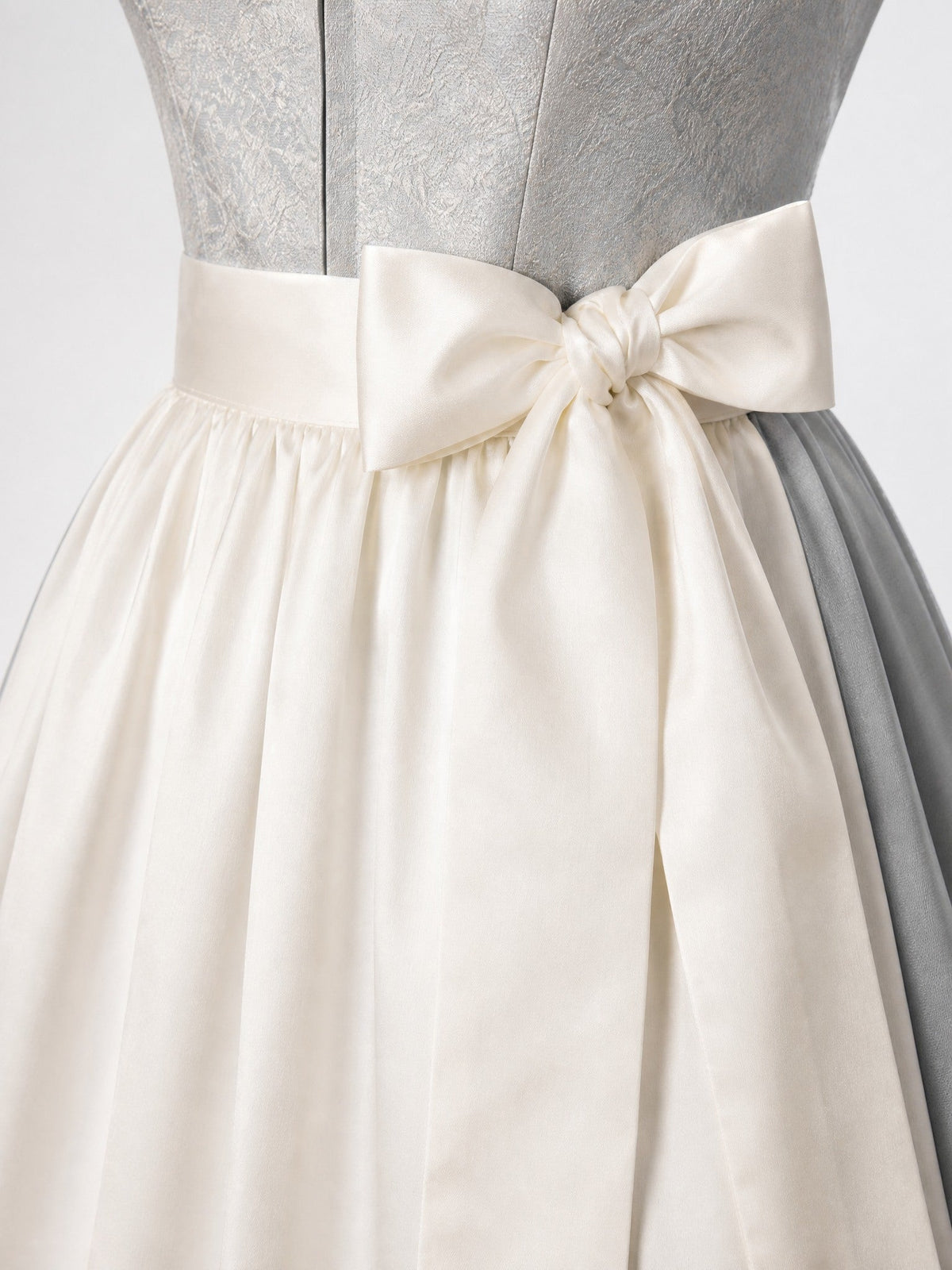 Dirndl Amelia in Perlgrau mit Elfenbein Schürze - Detailansicht Taille und Schleife