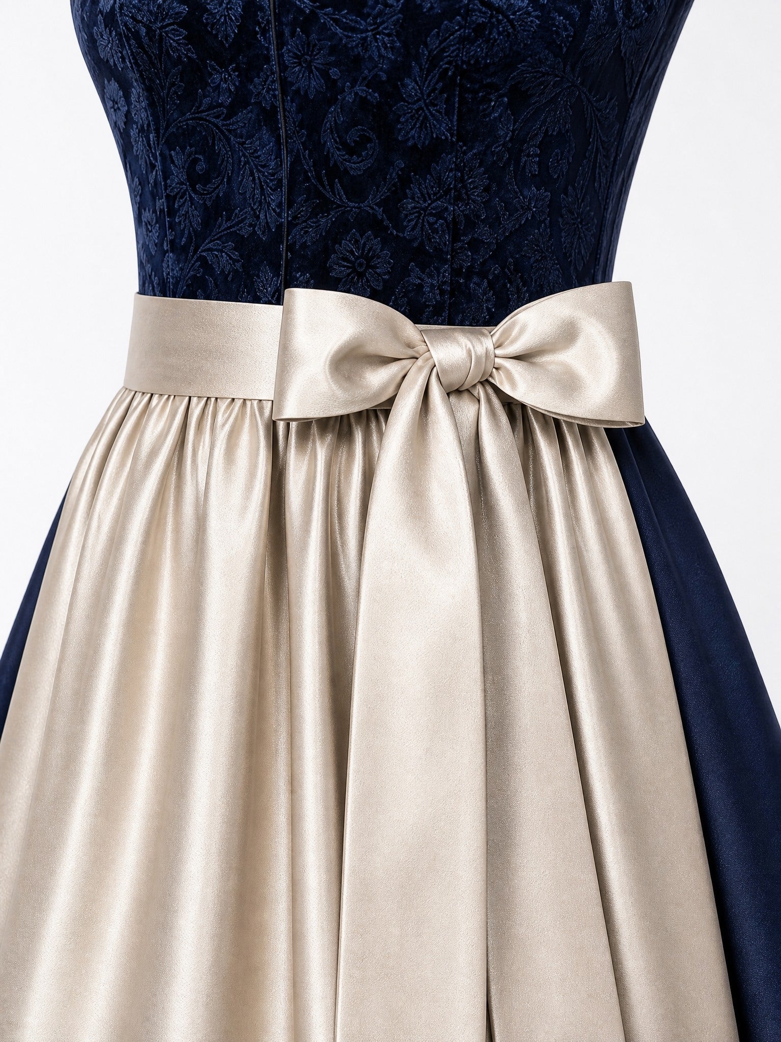 Dirndl Cecilia in Mitternachtsblau mit Champagner Schürze - Detailansicht Taille und Schleife