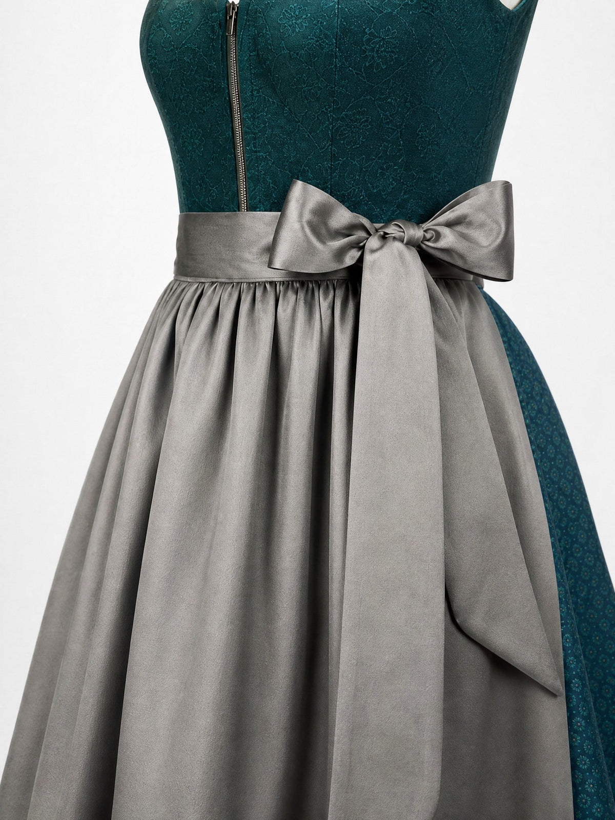 Dirndl Marie in Rauchpetrol mit Pewtergrau Schürze - Detailansicht Taille und Schleife