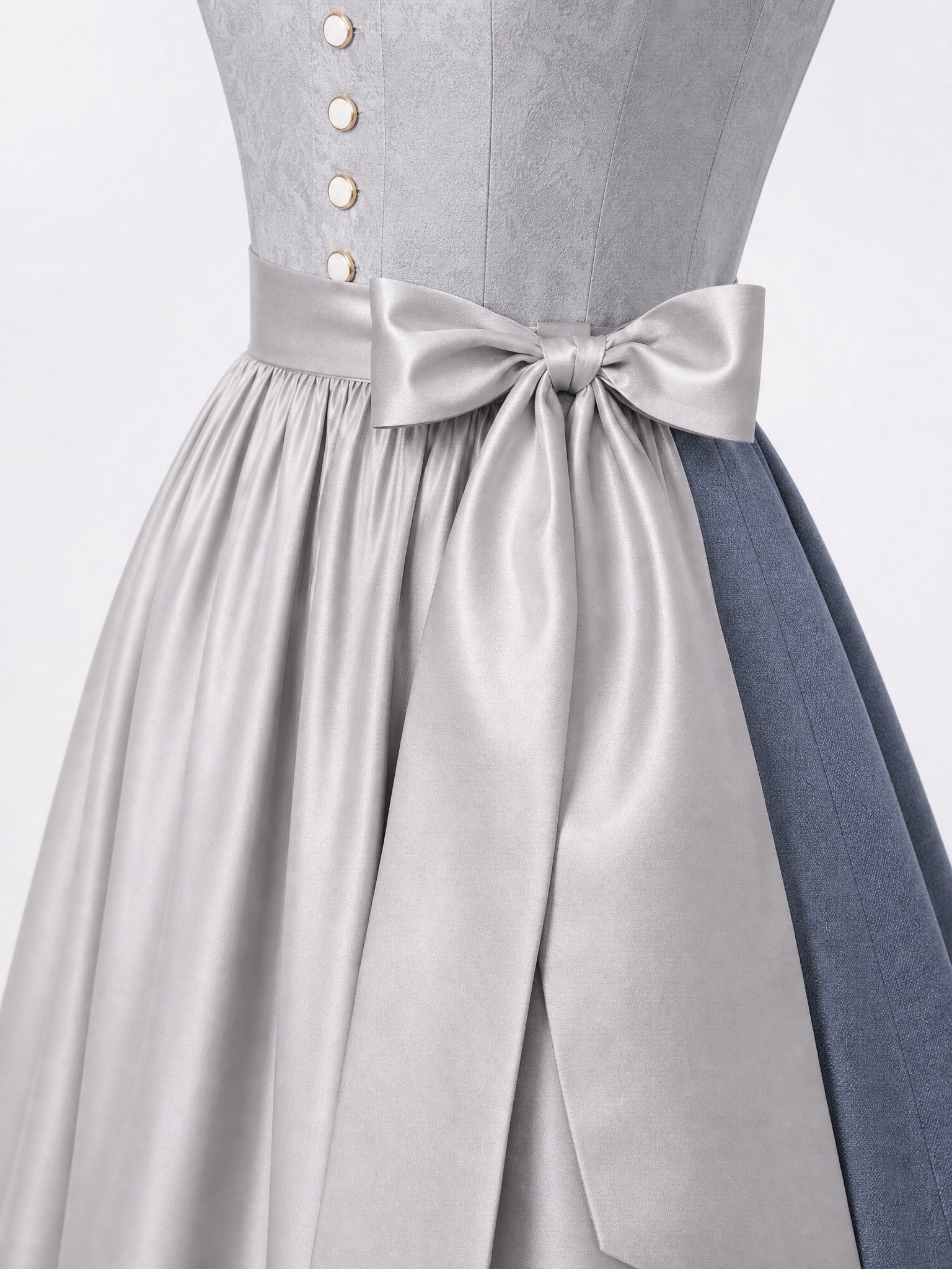 Dirndl Pia in Silberblau mit Perlgrau Schürze - Detailansicht Taille und Schleife