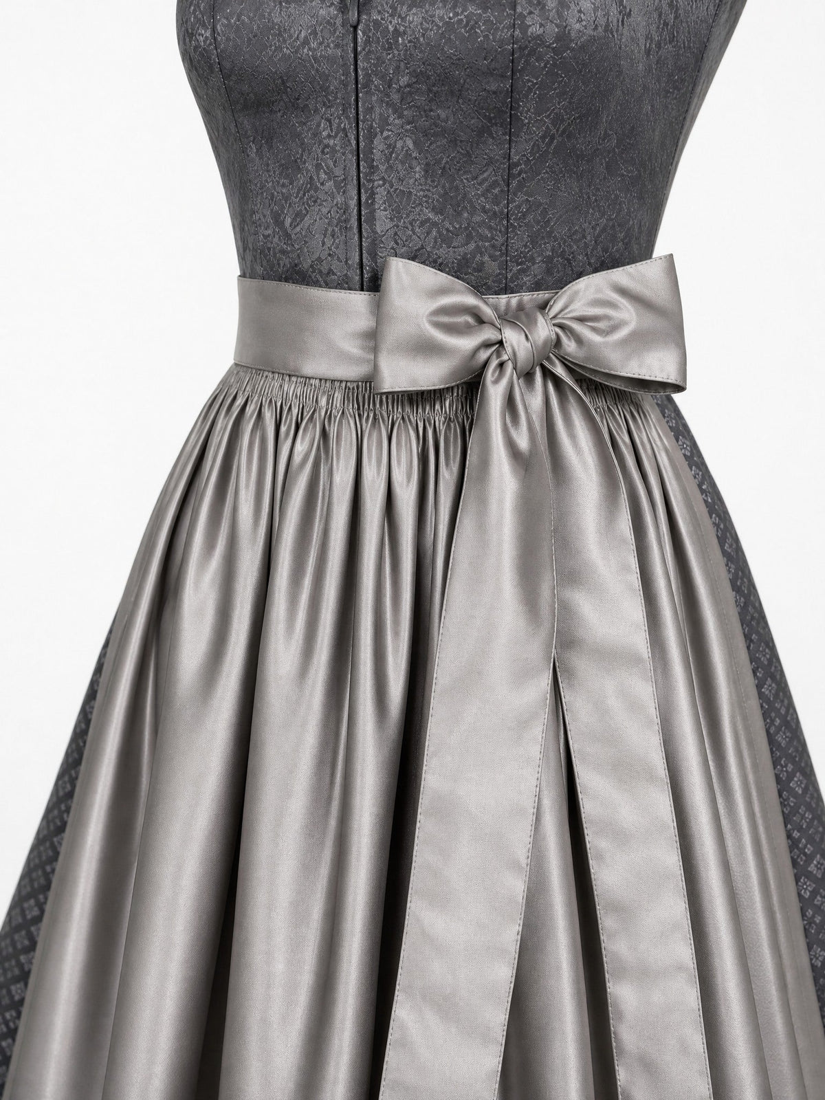 Dirndl Sophia in Graphit mit Perlgrau Schürze - Detailansicht Taille und Schleife