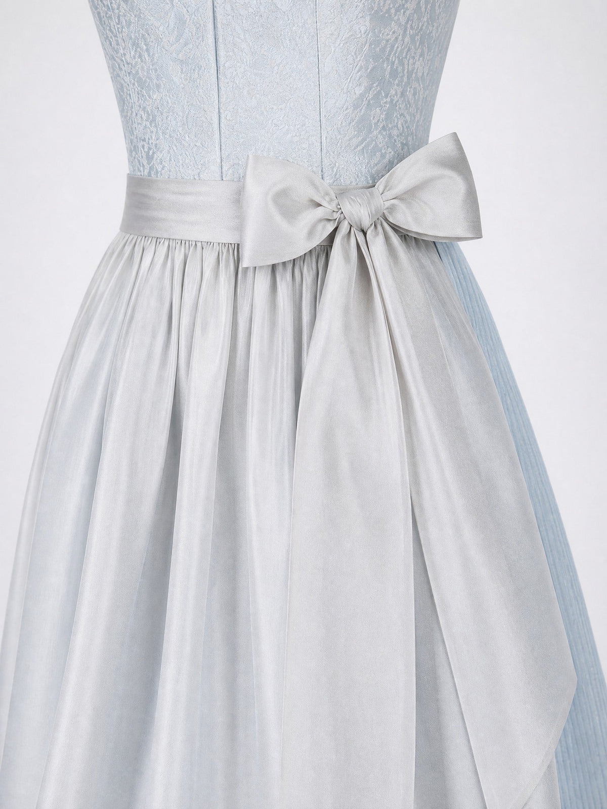 Dirndl Alina in Eisblau mit Perlgrau Schürze - Detailansicht Taille und Schleife