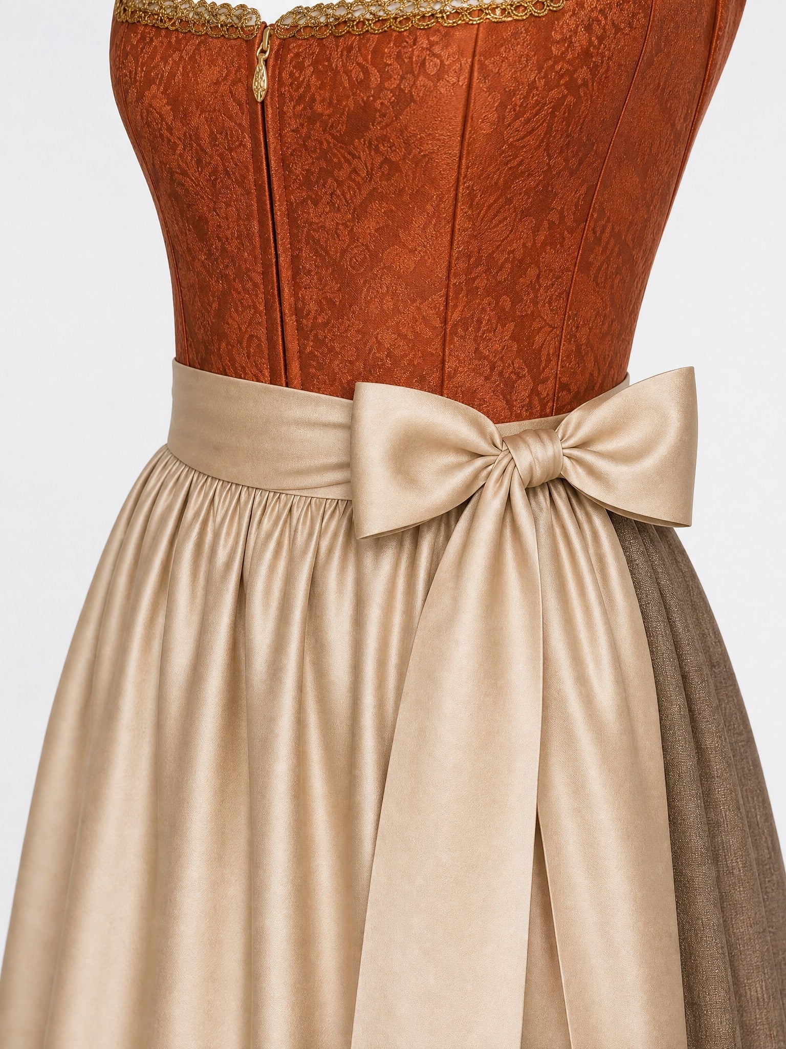 Dirndl Bea in Sienabraun mit Champagner Schürze - Detailansicht Taille und Schleife