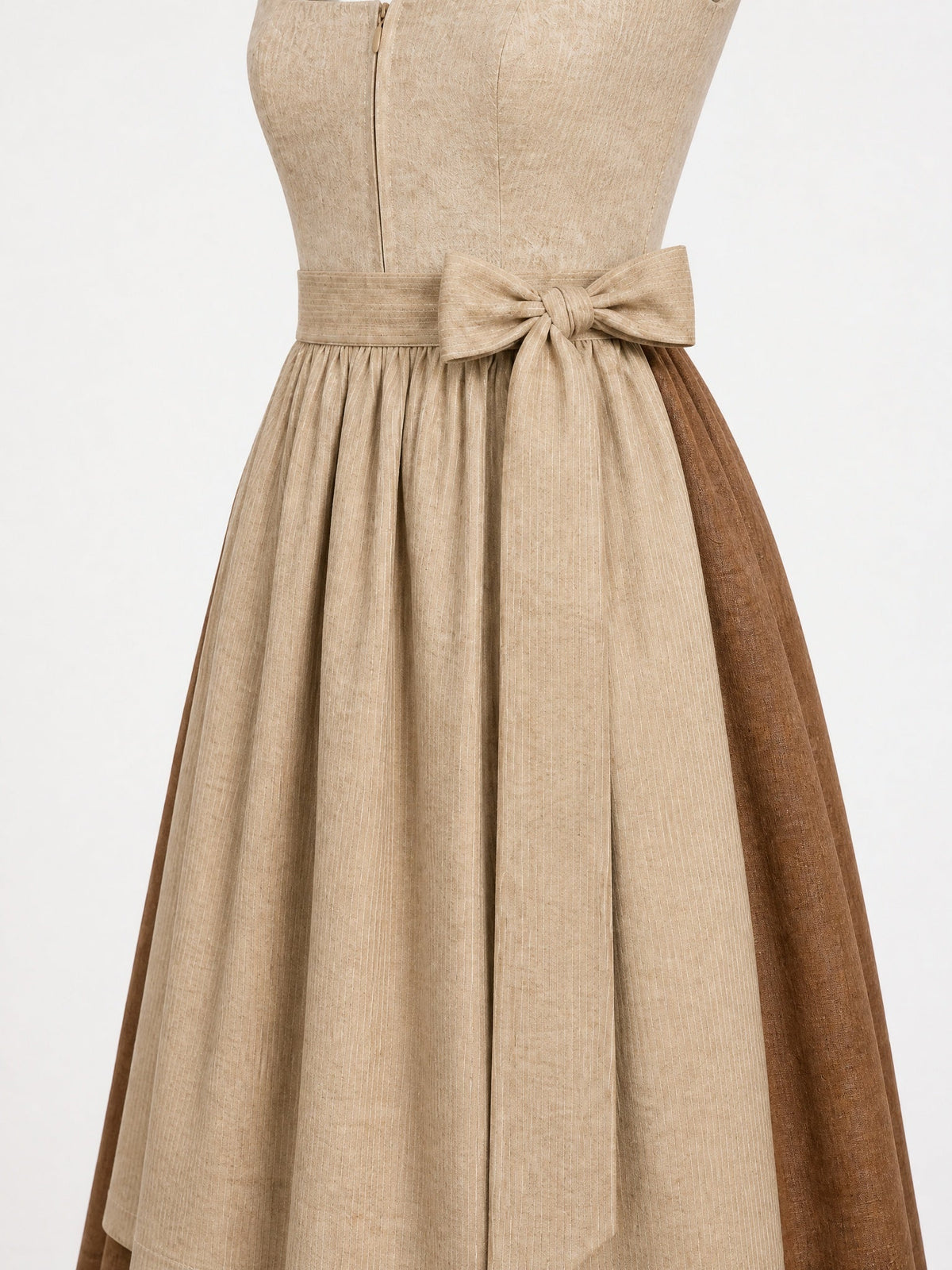 Dirndl Juliana in Haferbeige mit Warmer Sand Schürze - Detailansicht Taille und Schleife