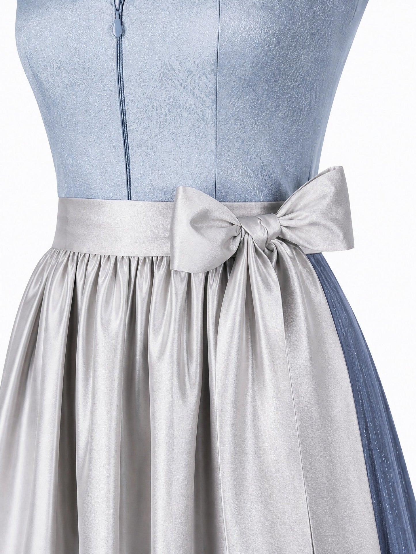 Dirndl Mina in Puderblau mit Silber Schürze - Detailansicht Taille und Schleife