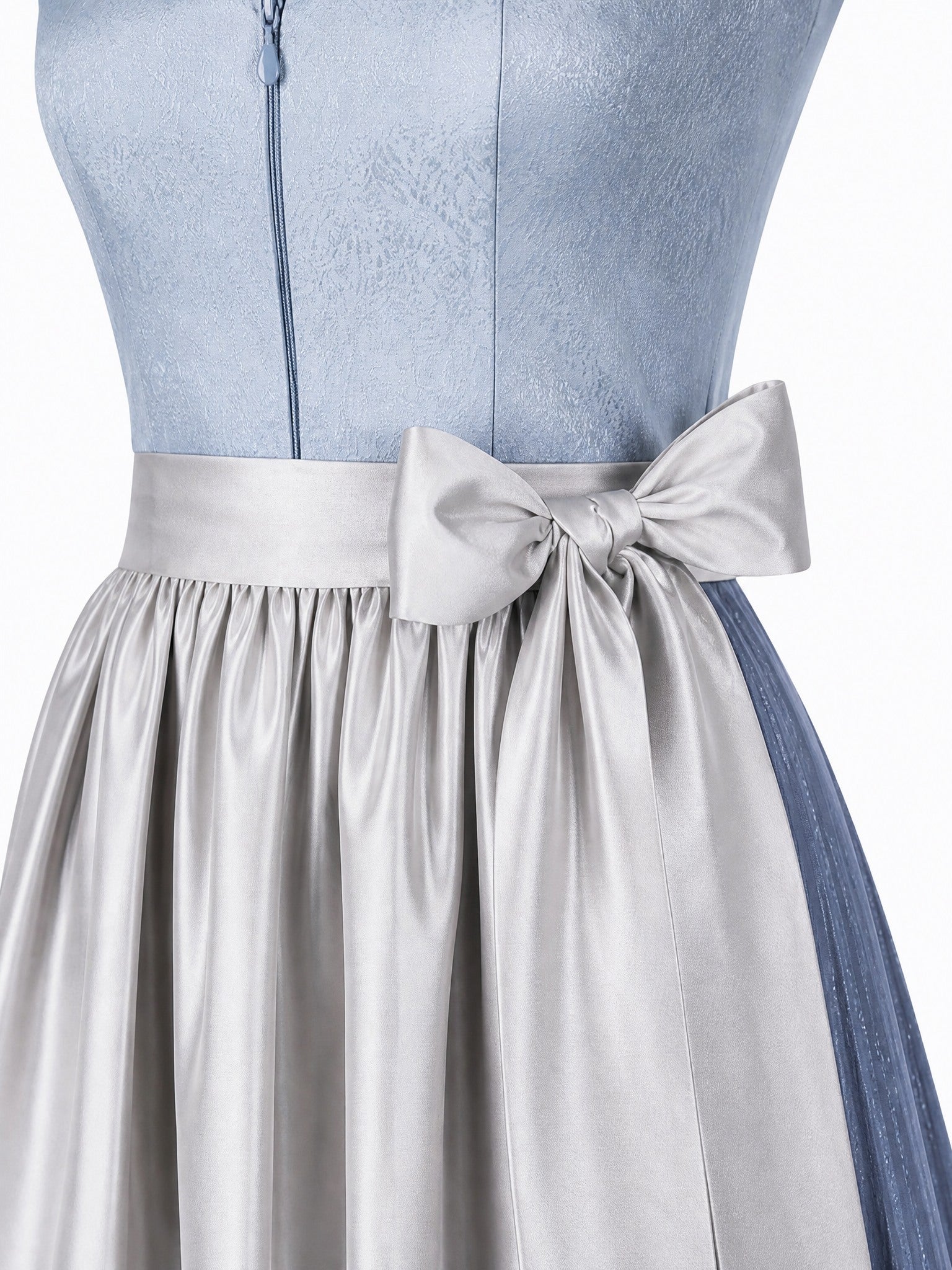 Dirndl Mina in Puderblau mit Silber Schürze - Detailansicht Taille und Schleife