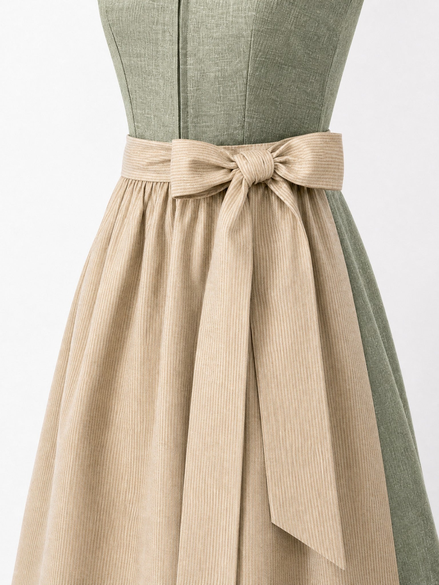 Dirndl Teresa in Eukalyptusgrün mit Warmer Sand Schürze - Detailansicht Taille und Schleife