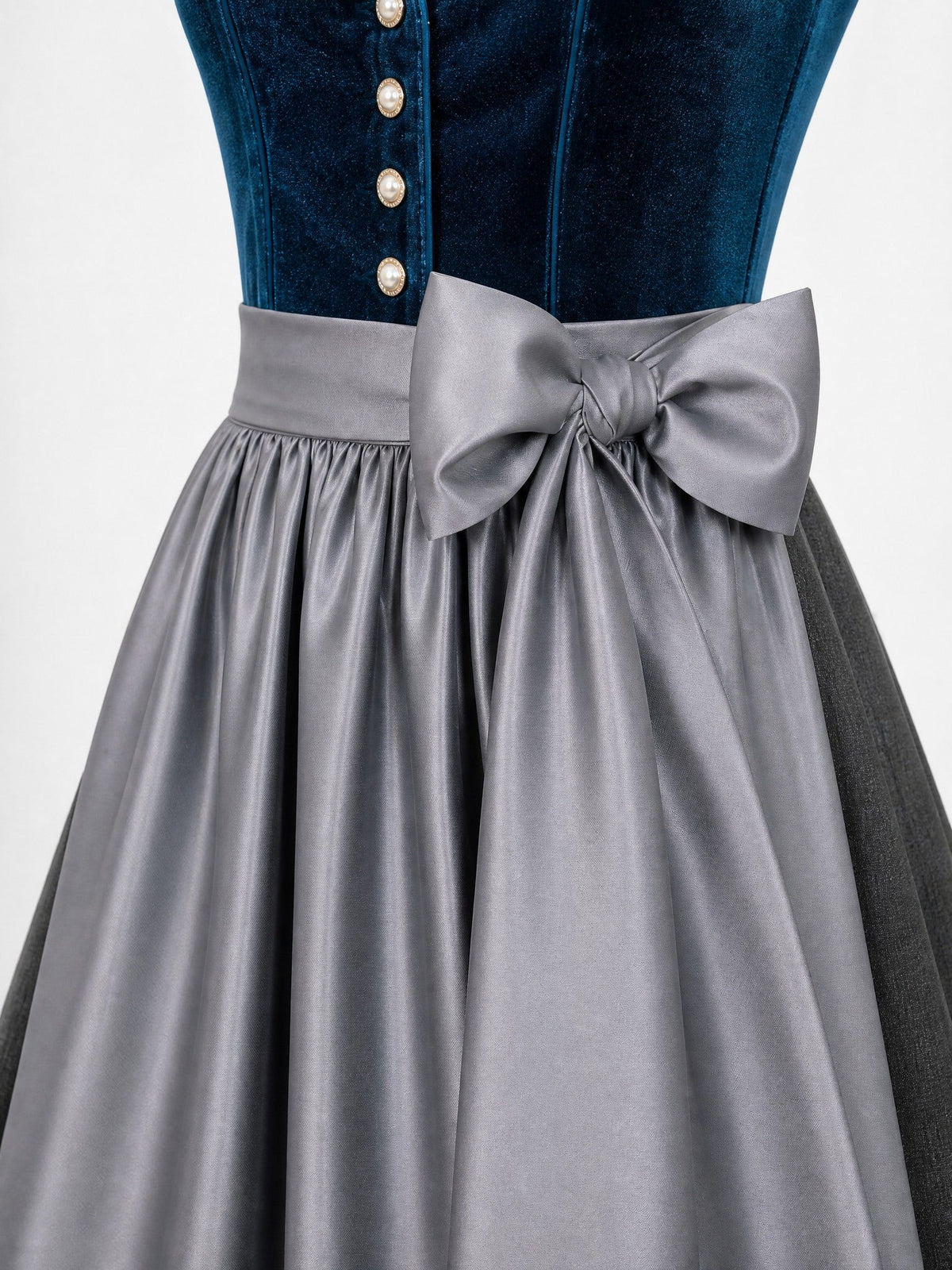 Dirndl Carla in Dunkelpetrol mit Schiefergrau Schürze - Detailansicht Taille und Schleife