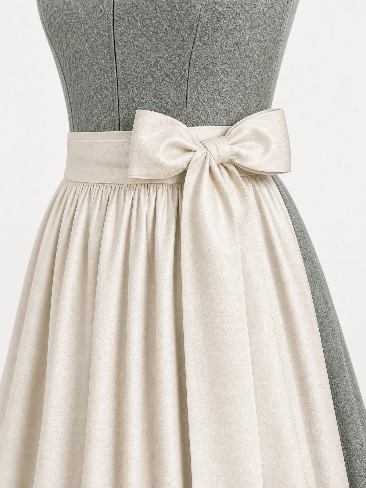 Dirndl Felicia in Mineralgrün mit Elfenbein Schürze - Detailansicht Taille und Schleife