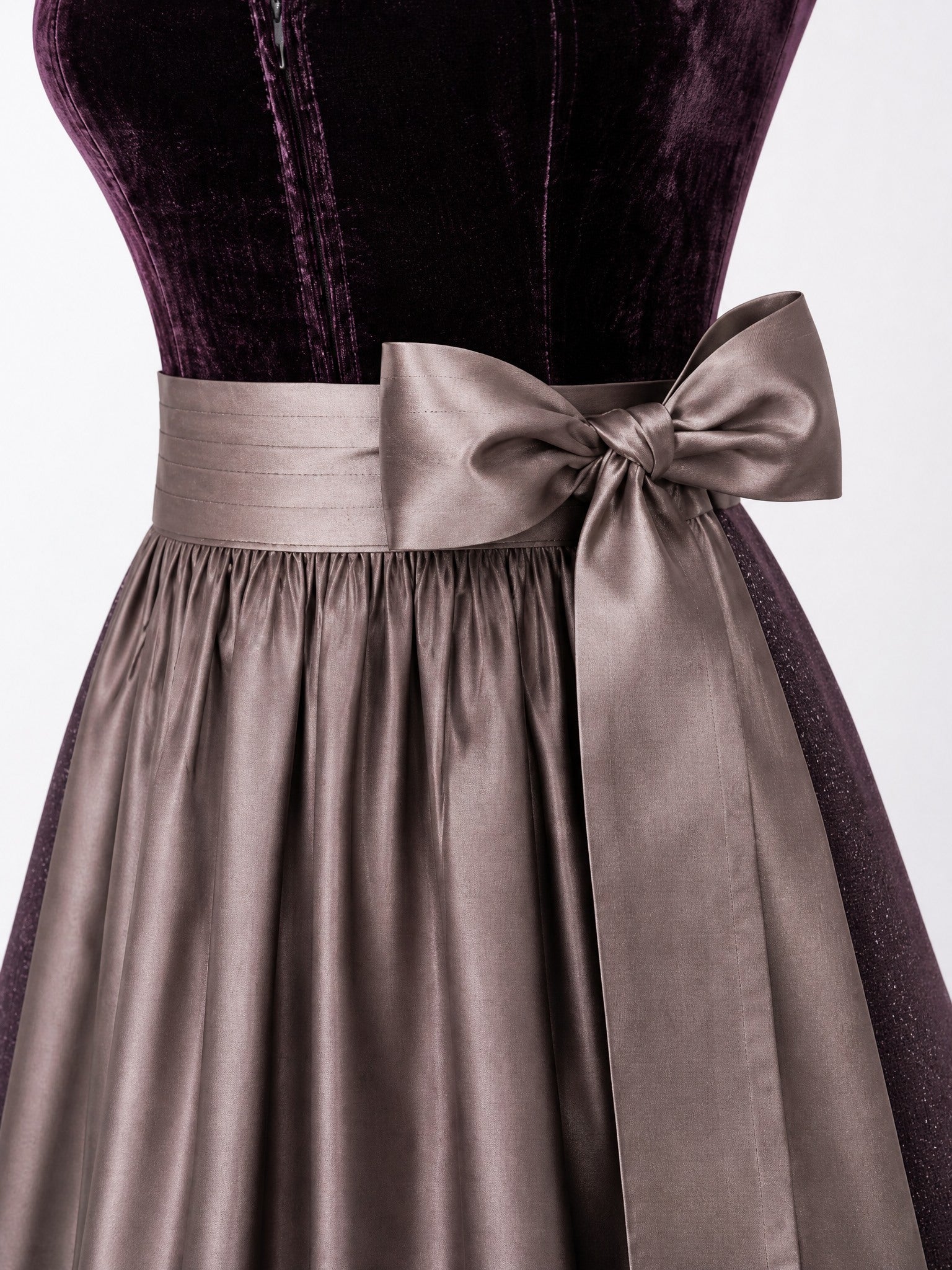 Dirndl Helena in Brombeere mit Taupe Schürze - Detailansicht Taille und Schleife