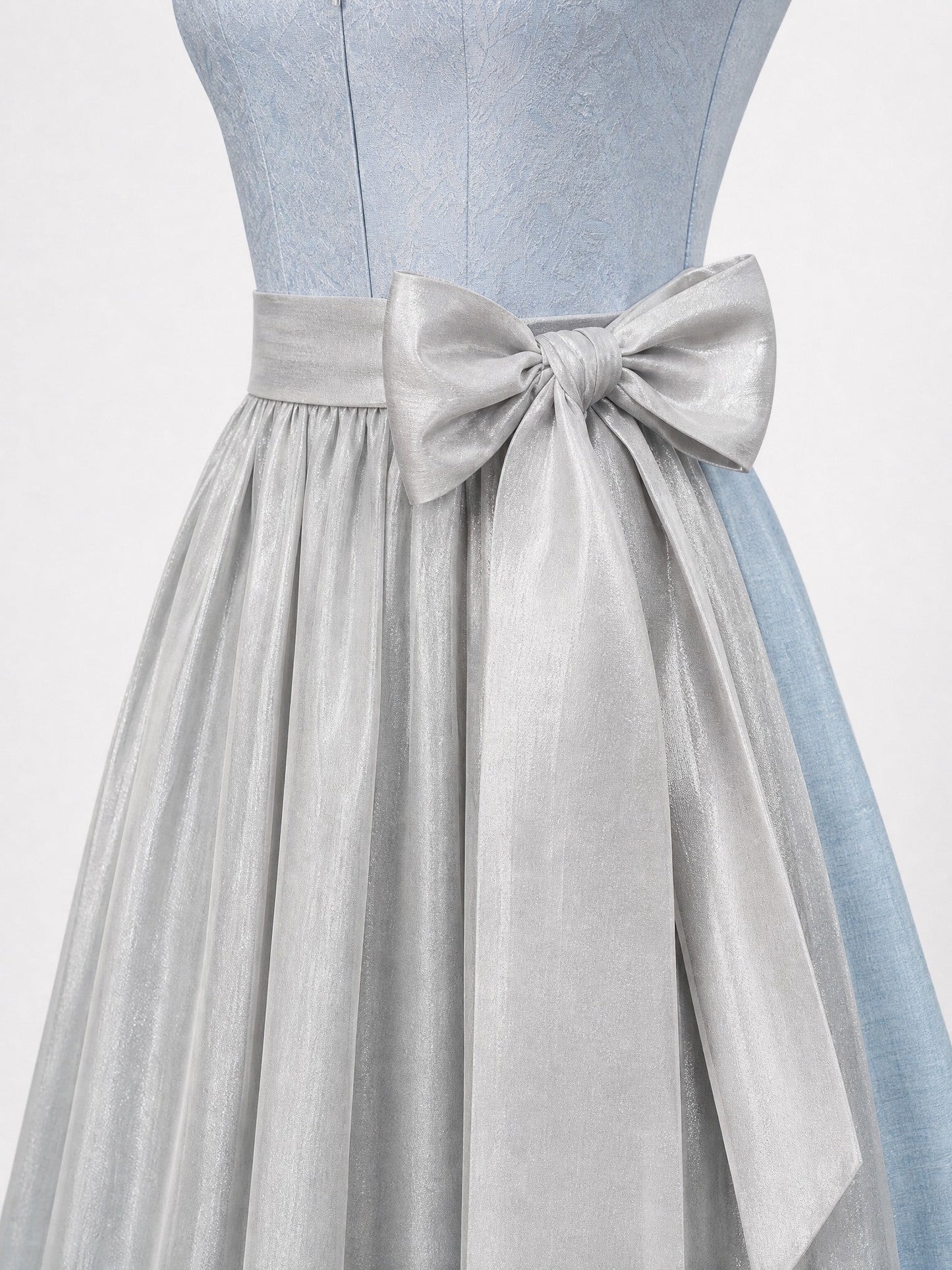 Dirndl Julia in Eisblau mit Perlgrau Schürze - Detailansicht Taille und Schleife