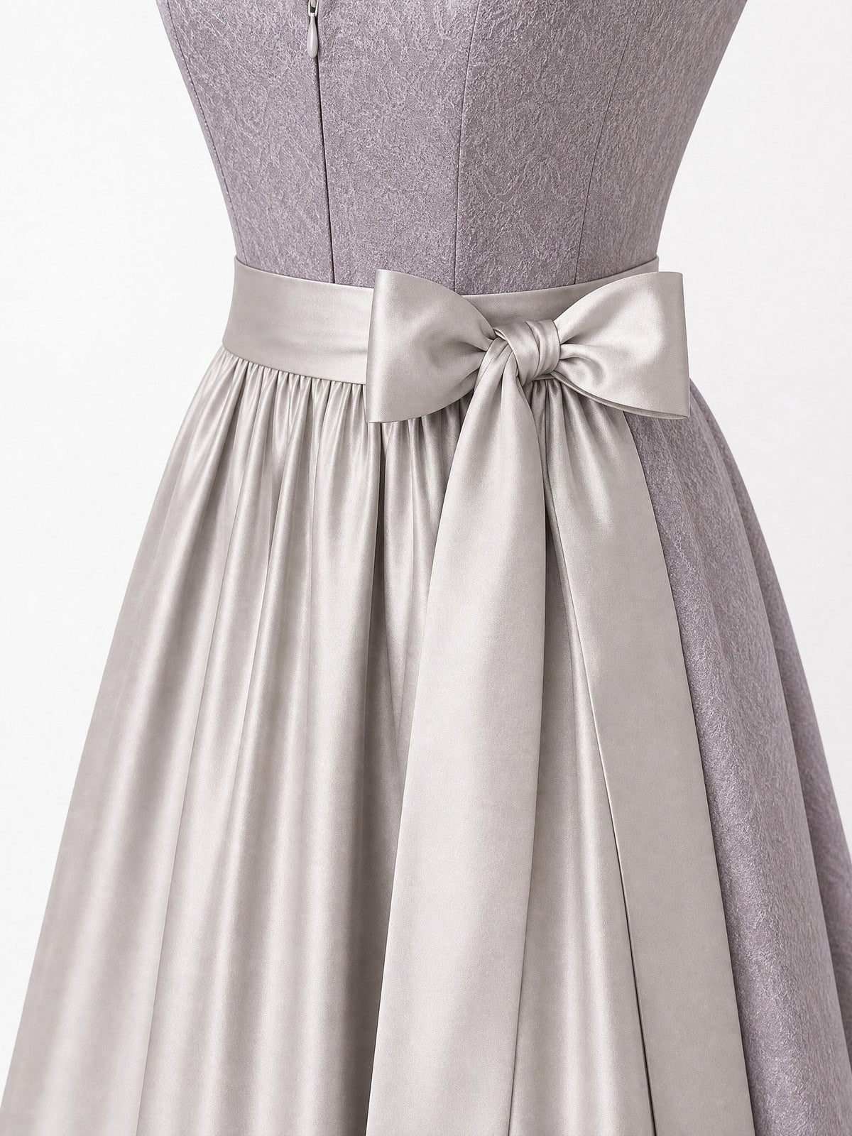Dirndl Mia in Rauchflieder mit Perlgrau Schürze - Detailansicht Taille und Schleife
