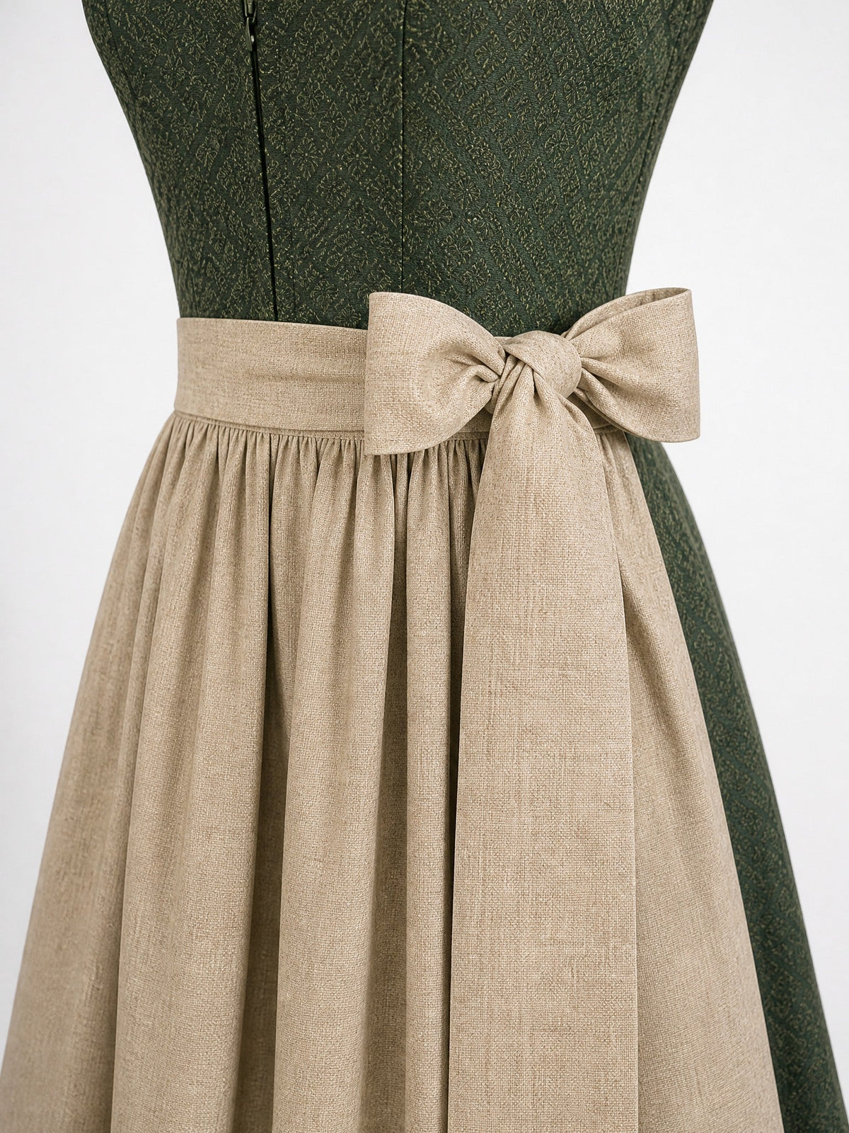 Dirndl Pia in Waldgrün mit Haferbeige Schürze - Detailansicht Taille und Schleife