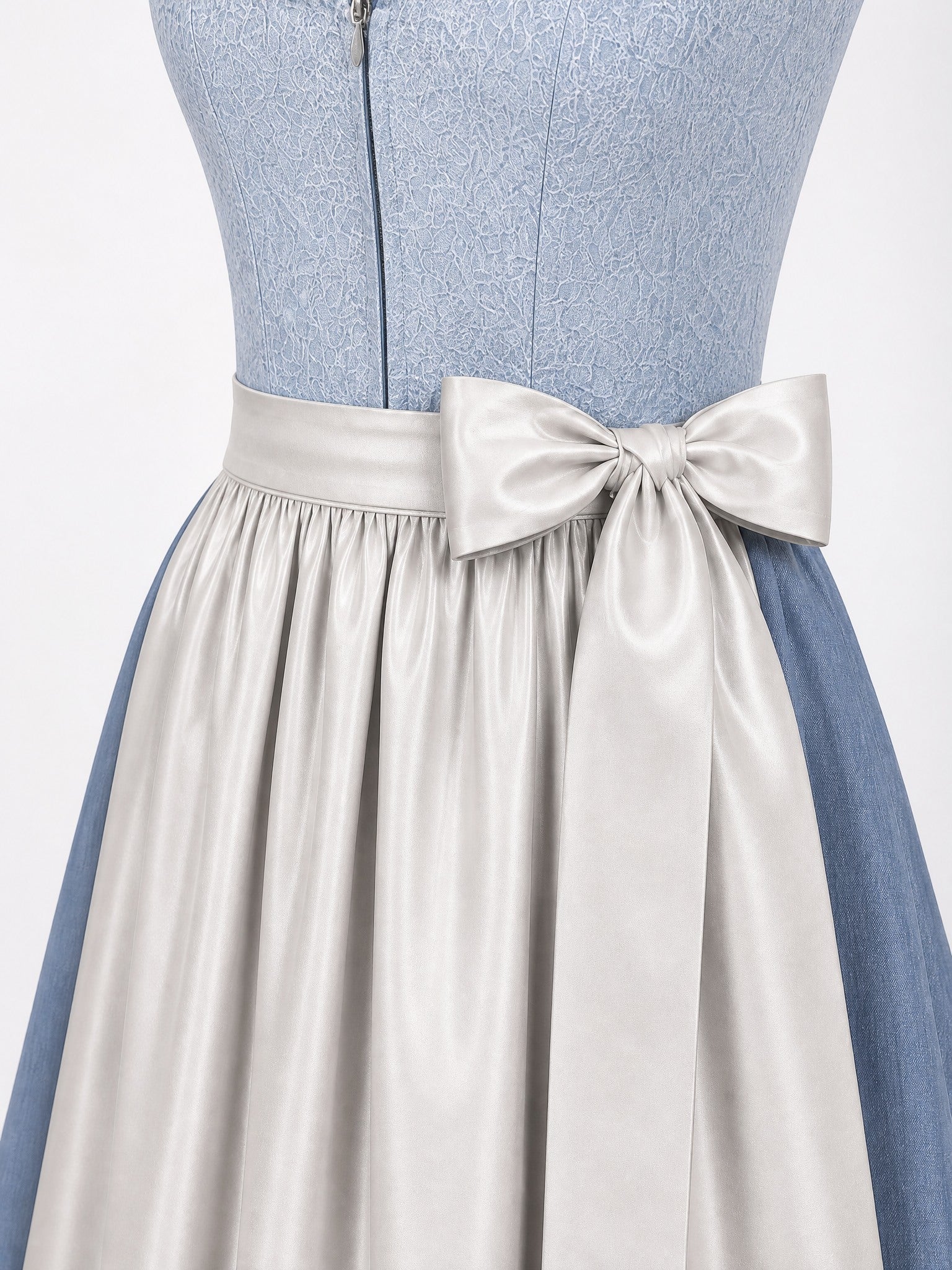 Dirndl Ronja in Puderblau mit Silber Schürze - Detailansicht Taille und Schleife