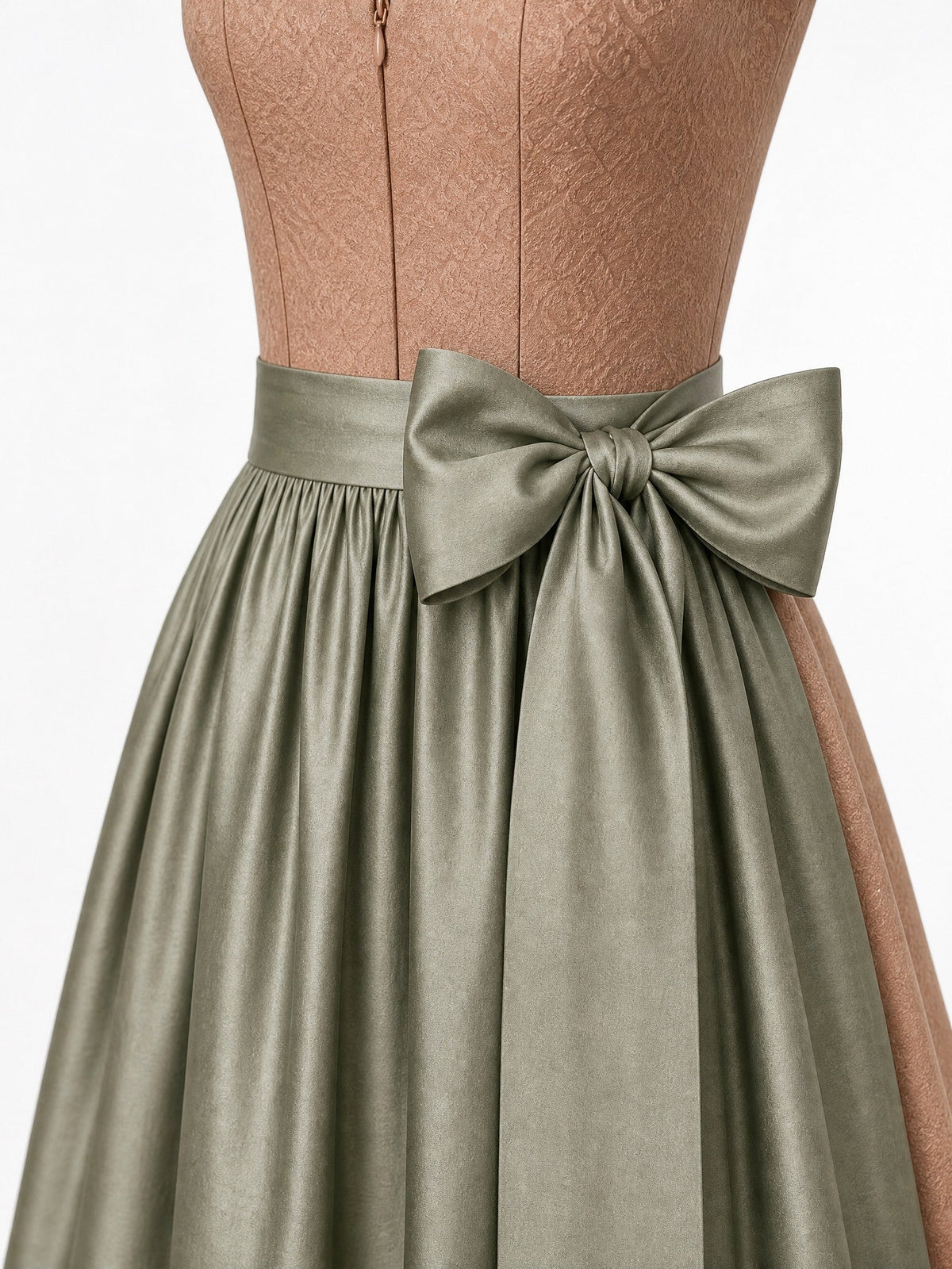 Dirndl Yara in Tonbeige mit Eukalyptusgrün Schürze - Detailansicht Taille und Schleife