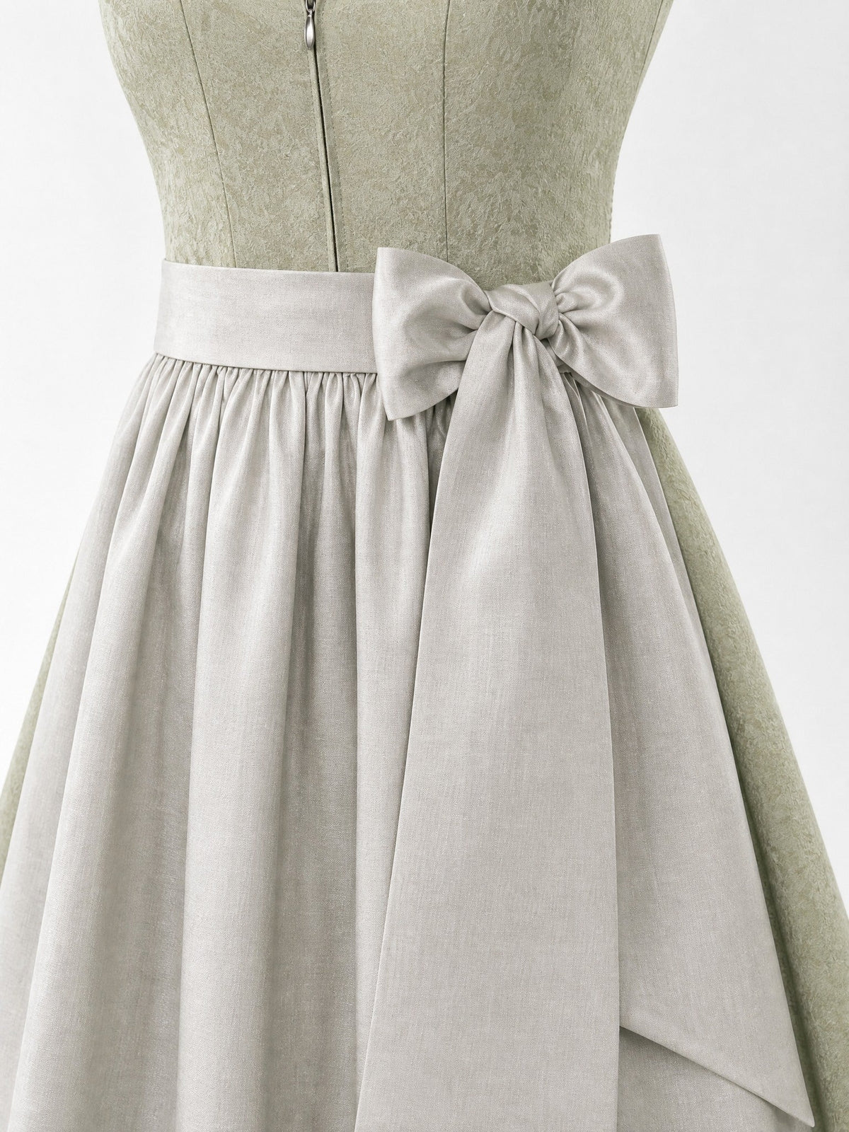 Dirndl Anika in Salbeigrün mit Perlgrau Schürze - Detailansicht Taille und Schleife