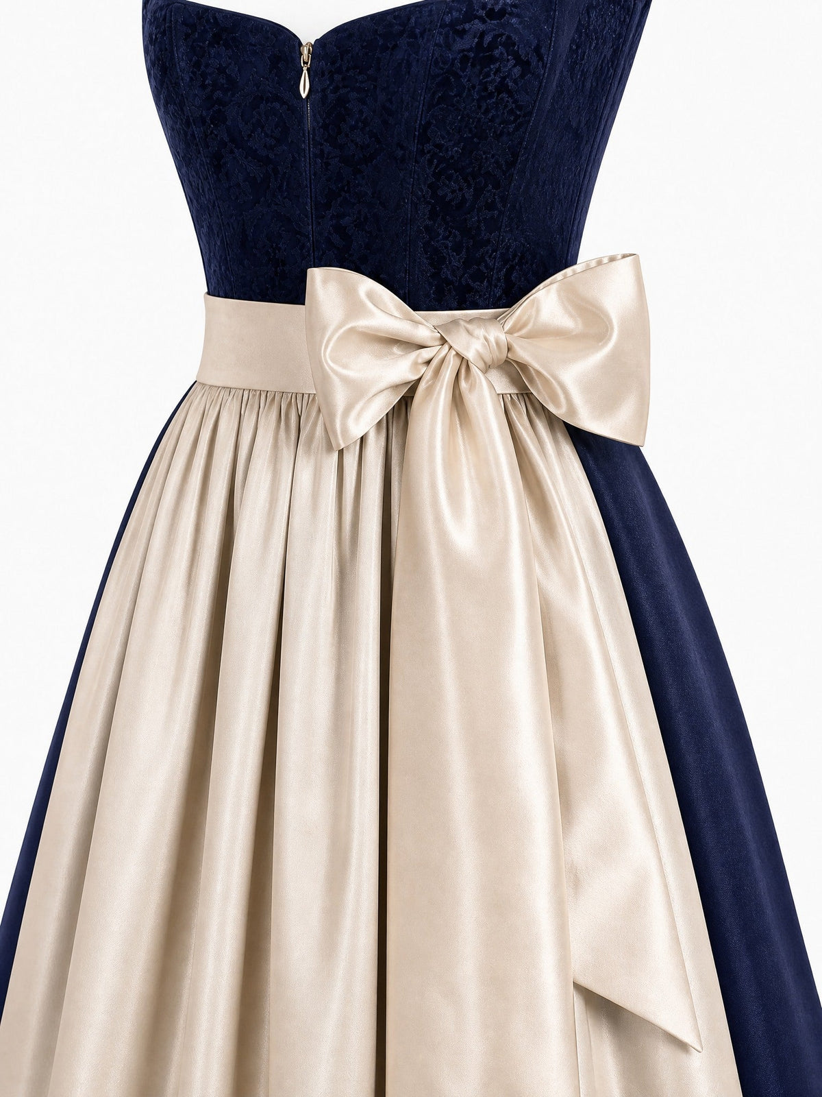 Dirndl Carla in Mitternachtsblau mit Champagner Schürze - Detailansicht Taille und Schleife