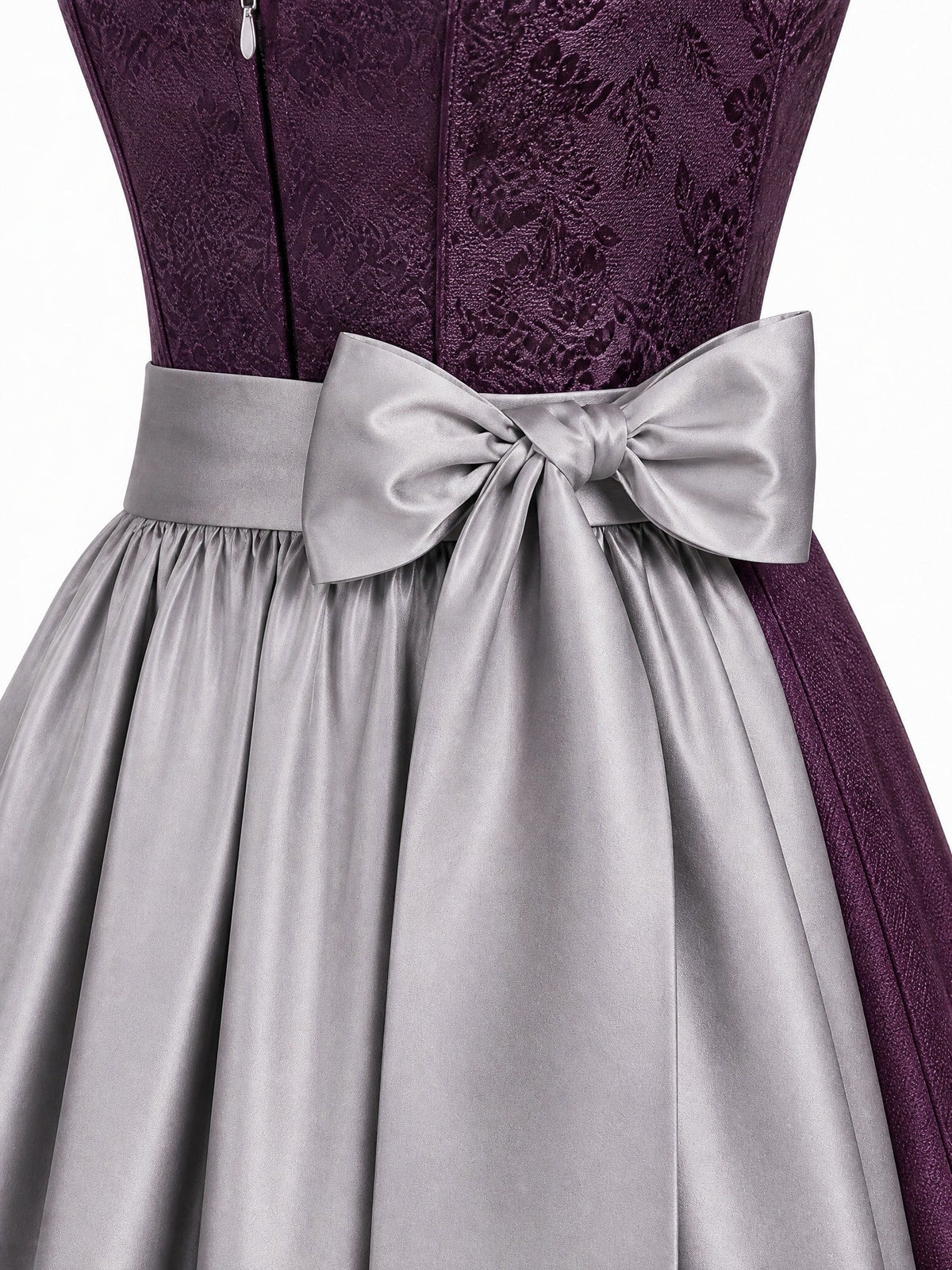 Dirndl Cecilia in Aubergine mit Perlgrau Schürze - Detailansicht Taille und Schleife