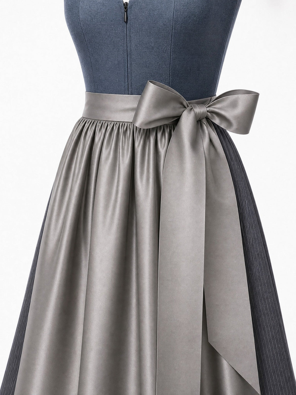 Dirndl Mara in Stahlblau mit Sturmgrau Schürze - Detailansicht Taille und Schleife